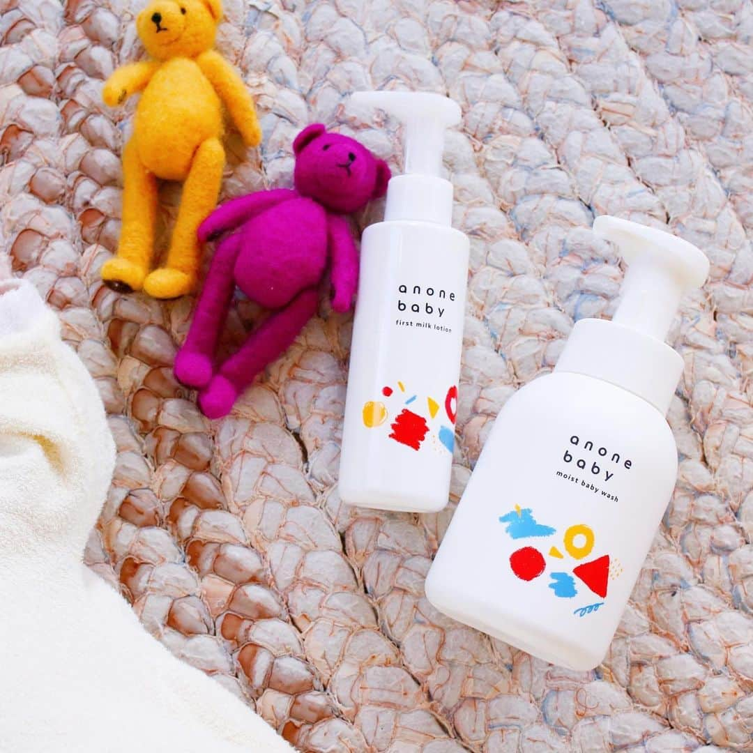 amiさんのインスタグラム写真 - (amiInstagram)「． Sunscreen for children  ． 新しく生まれたベビースキンケアブランド 「anone baby(アノネベビー)」の新商品 「ベビーウォッシュ＋ベビーミルク」を 使い始めました‼️  @anonebaby   ．  皮膚科医監修で生まれたての赤ちゃんから 使える99%天然由来の商品です🥺  28品目のアレルギー物質不使用で 洗った後もしっとり♡  日焼け止めもここのを使っていて すごく良かったので、安心です👍💕  https://ac-p01.catsys.jp/cl/51149a1cda5ca3h2/?bid=386f0599DDb6928Y 　  ． #ボディミルク #ボディウォッシュ #anonebaby #アノネベビー #99パーセント天然由来のベビー化粧品 #ファーストミルクローション #モイストベビーウォッシュ #セラミド配合のベビー化粧品 #赤ちゃんのいる暮らし #ベビースキンケア #赤ちゃん」12月18日 11時16分 - amikuma1219