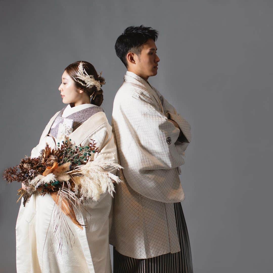 SWITCH SHOOTING PHOTO MAISONのインスタグラム：「挙式当日は着ることの少ない和装はフォトで素敵に記念に📷 .  ＜年末年始休業日＞ 2020年12月28日（月）〜2021年1月2日（土） 年内最終営業日：12月27日〜17:00 年始営業再開日：1月3日　11:00〜 ※12/27 17:00以降のお問い合わせは1/3より順次ご返信いたします。 （ご返信にお時間を頂戴する場合がございます。ご了承ください）  ＜定休日変更のお知らせ＞ SWITCH表参道は、12月10日以降より定休日が、 火曜・水曜から【水曜・木曜】に変更になります。 何卒宜しくお願い致します。  【営業時間】 平日：11:00～17:00（時間短縮） 土・日・祝日：11:00～18:00（時間短縮） 定休日：水曜日・木曜日 メールアドレス：omotesando@switch-photo.com .  表参道 @switch.omotesando﻿ 大阪 @switch.umeda ﻿﻿ 札幌 @switch.sapporo﻿ 鹿児島 @switch.kagoshima﻿ 品川 @switch.shinagawa﻿ . #switch表参道#switchomotesando #前撮り#後撮り#ウェディングフォト#フォトウェディング#フォトスタジオ #ブライダルフォト#結婚写真#結婚式前撮り#プレ花嫁﻿#花嫁準備﻿#ブライダルヘア#ウェディングヘア#おしゃれ花嫁#ドレス試着#結婚式#日本中のプレ花嫁さんと繋がりたい#ウェディングドレス#カラードレス#タキシード#和装前撮り#色打掛#白無垢#韓国フォトウェディング#関東花嫁﻿」