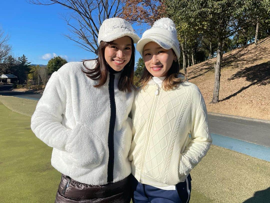 紺野ゆりさんのインスタグラム写真 - (紺野ゆりInstagram)「冬ーーーー❄️ すっごい覚悟して着込んだけど、 この日はラッキーな事に風もなくそんなに寒くなかった🥰 冬のインナーやタイツ聞かれたのですが、 インナーは @zerofit_official の速暖、最強です‼️ これ一枚あれば真冬も乗り切れると思う✨ タイツは @uniqlo のヒートテックの厚手を履いてます☺️  あとはネックウォーマーしたり耳当てしたりあったかミット使ったり。。 水筒にあったかい飲み物も入れて、万全でいきます✨  りかちゃんと久々だったけど更にかっこよくなってた🥰 惚れ惚れしました✨  #yurigolf🦋 #冬ゴルフ#冬ゴルフコーデ #ゴルフコーデ#寒さ対策#防寒対策#ゴルフ女子#ゴルフスイング#ゴルフ好きな人と繋がりたい #zerofit#速暖#極暖」12月18日 11時28分 - yuri_konno_official