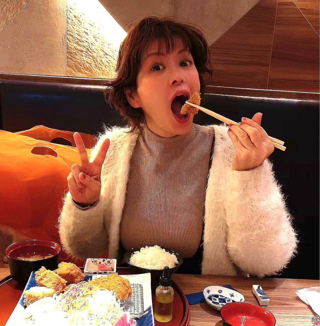 明石ゆいなさんのインスタグラム写真 - (明石ゆいなInstagram)「にっこり😊﻿ ﻿ 今日はトンカツ食べました🐷﻿ ﻿ デザートで出てきたケーキをニコちゃんマークにしてみた😊✌️しがち﻿ ﻿ ﻿ #母みえこ﻿ #大阪出身﻿ #自由人代表﻿ #ストレス無さそう﻿ ﻿ ﻿」12月18日 11時23分 - cosmo_meropon