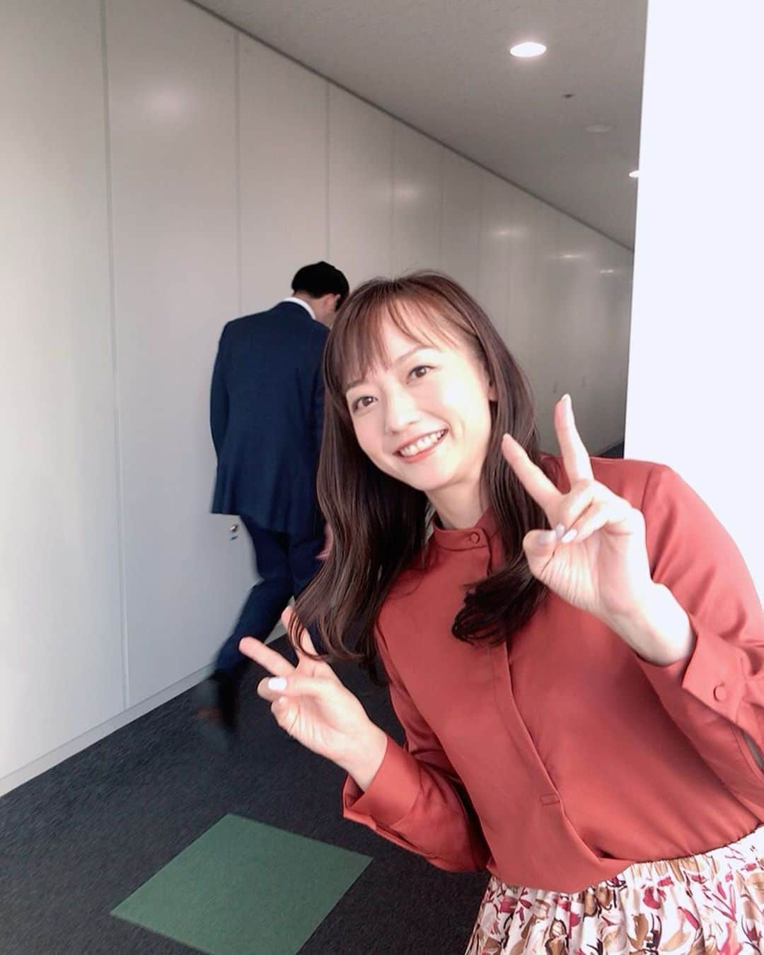 島本真衣さんのインスタグラム写真 - (島本真衣Instagram)「今朝の本番終了後。 写真撮影をしてもらっていたら肩を落とした草薙君が横を通りかかりました。  声をかけてみました。  うん❕元気いっぱいでした☃️ よかったよかった❄️  爽やかで凛々しい後輩です✨  #グッドモーニング #島本真衣 #衣装 #トップスとスカート @elura_official #ピアス @tsutsumi_pr #草薙和輝 アナ #撮影 #安藤萌々 アナ @momo_ando_ex  #来週も宜しくお願いします」12月18日 11時23分 - mai_shimamoto_ex