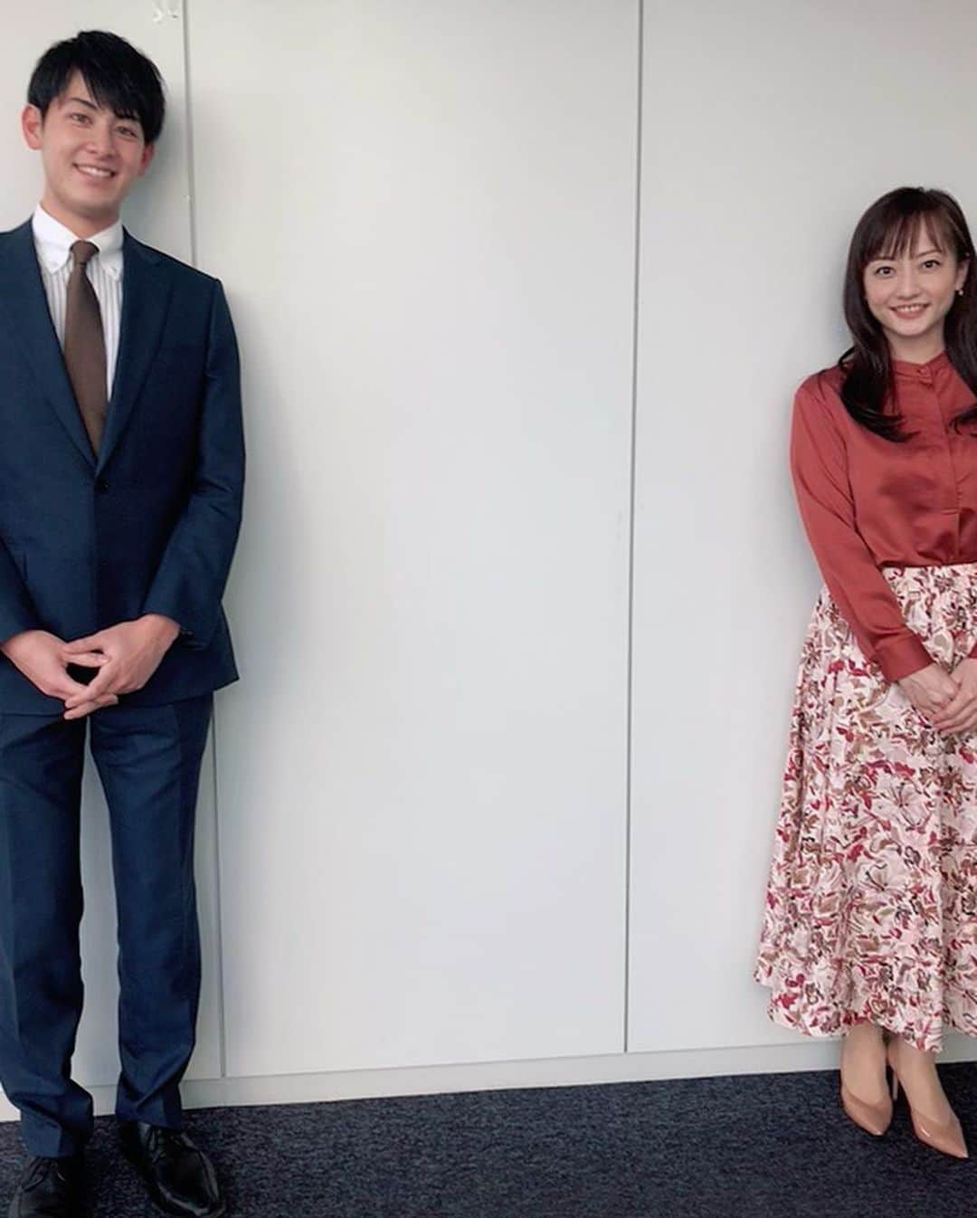 島本真衣さんのインスタグラム写真 - (島本真衣Instagram)「今朝の本番終了後。 写真撮影をしてもらっていたら肩を落とした草薙君が横を通りかかりました。  声をかけてみました。  うん❕元気いっぱいでした☃️ よかったよかった❄️  爽やかで凛々しい後輩です✨  #グッドモーニング #島本真衣 #衣装 #トップスとスカート @elura_official #ピアス @tsutsumi_pr #草薙和輝 アナ #撮影 #安藤萌々 アナ @momo_ando_ex  #来週も宜しくお願いします」12月18日 11時23分 - mai_shimamoto_ex