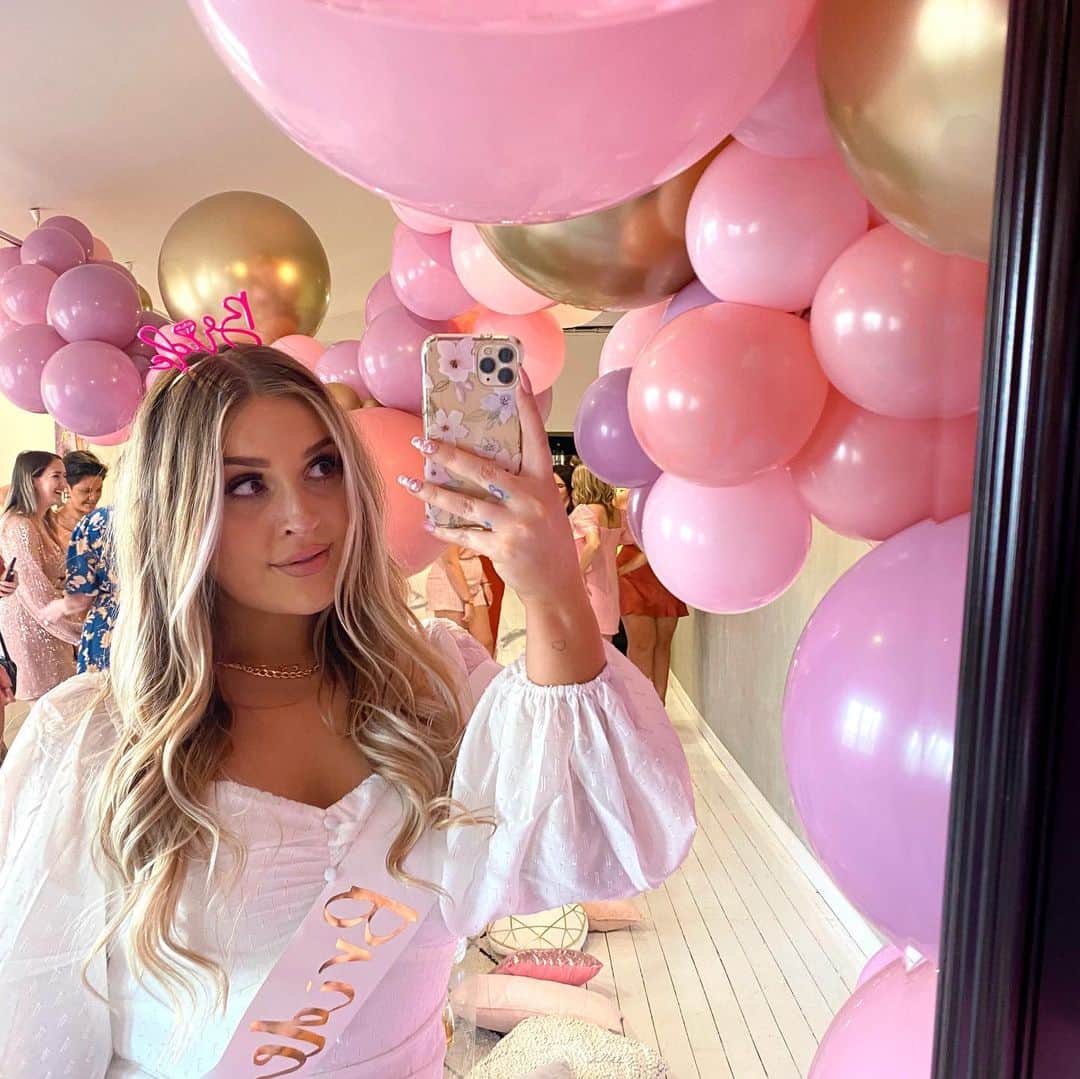 Shannonのインスタグラム：「Vlog up now 🌸 YouTube.com/shaaanxovlogs 🤍 omg I’m still smiling thinking about last weekend! Best hens party ever 😭🥺 everyone who planned this, you know who you are and I love you to bits 💜 we went to @studiocassini for a private party and it had been decorated by @omgnessstyling with the most delish cupcakes etc by @justjesscakeco 🧁 and ended our night with some dancing at @clubkong and street food 👌🏼 I’m the luckiest girl in the world! Bring on feb! 👰🏼💍」