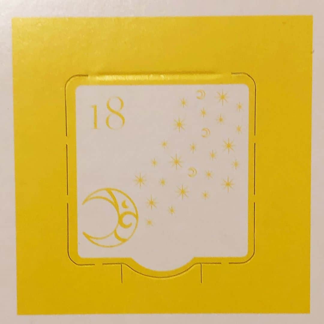 西原さおりのインスタグラム：「12月18日の宝塚アドベントカレンダー✨ チョコクランチが入ってました。美味しかった💕 ・ これで星組と月組エリアは全部開きました。あと6つ✨ ・ #宝塚歌劇団 #adventcalendar #宝塚ファン  ・ ・ ・ 3枚目の写真は今年の1月、横浜のみなとみらいホールでのもの。 マルタくんがMCを務めた「生きる」コンサートの舞台袖での一枚です。 わたしは影でマルタくんの声を受け持ってました🎙 ・ 毎年1月の恒例行事であるこのチャリティーコンサート、来年はホールの改修工事があるため、前倒しで今夜開催されます。 19時開演です。 ・ 一年の初めと終わりにマルタくんの声になれること、本当に嬉しいです💕 ・ クラシックのコンサートなので、客席も静かな状態です。 とは言えこのご時世ですから、お客様にも感染予防のご協力をいただくことになります。 もちろん演者、関係者も万全の体制でお待ちしております。 ・ こんな時だからこそ、美しい音楽でみなさまの心が少しでもホッとしていただけたらと思います。 お待ちしています😊 ・ #マルタくん #生きるコンサート #みなとみらいホール  #マルタくんの蝶ネクタイが月組カラーで今日にぴったりだった✨  #声優 #西原さおり #voiceover #voiceactor #japanesevoiceover @saolisample」