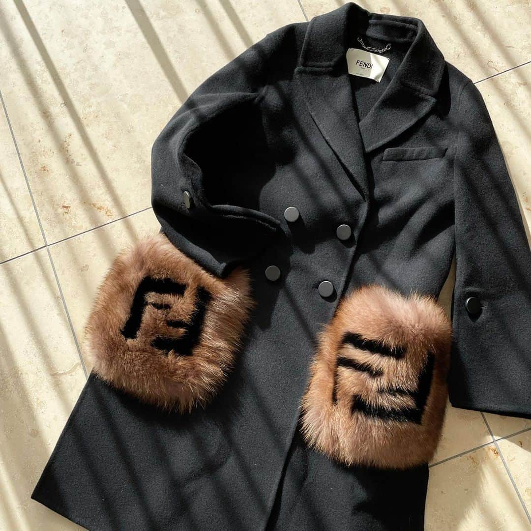 吉田美紀さんのインスタグラム写真 - (吉田美紀Instagram)「・ ・ いよいよ冬本番の寒さになってきたので この子の出番の到来♡♡♡ ・ @fendi  #fendi #coat #outer #fashion #フェンディ #コート #アウター #ファッション」12月18日 11時37分 - miki__yoshida