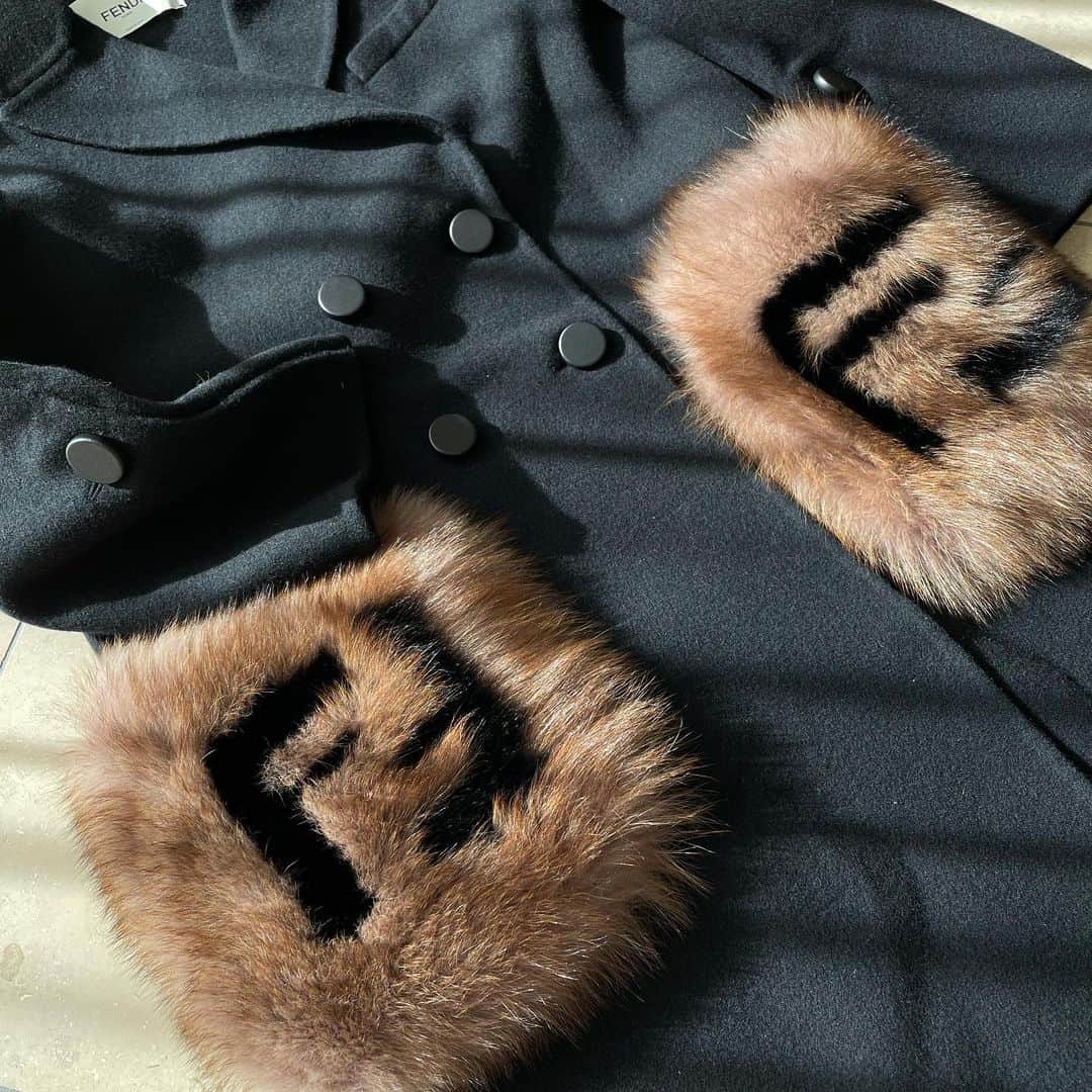 吉田美紀さんのインスタグラム写真 - (吉田美紀Instagram)「・ ・ いよいよ冬本番の寒さになってきたので この子の出番の到来♡♡♡ ・ @fendi  #fendi #coat #outer #fashion #フェンディ #コート #アウター #ファッション」12月18日 11時37分 - miki__yoshida