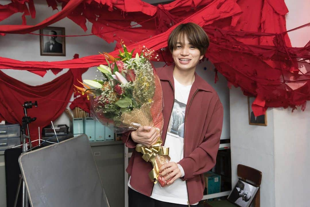 【公式】シンドラ「バベル九朔」のインスタグラム：「﻿ 【座長 #菊池風磨 クランクアップ写真公開💐】﻿ ﻿ 最終話 12/21月曜深夜24:59〜❗﻿ 衝撃のフィナーレを前に﻿ クランクアップ直後の📷と﻿ #座長 のコメントを公開✨﻿ ﻿ 🔑TOPICSへ﻿ https://www.ntv.co.jp/babel/﻿ ﻿ #バベル九朔﻿ #達成感たっぷりな表情😊﻿ #全てはビルで起きている﻿ #夢 #3階﻿ #ここにいる﻿ #すでにロス😭」