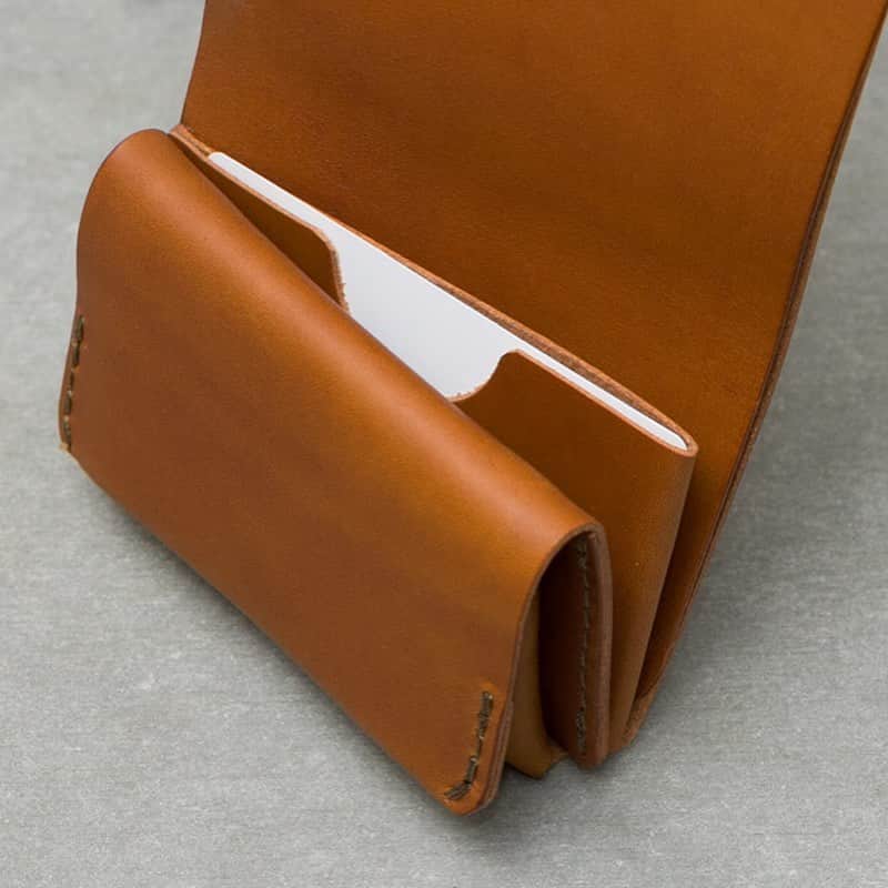 HERZ ヘルツさんのインスタグラム写真 - (HERZ ヘルツInstagram)「@organ_leather より新作財布が登場しました。 イタリアンレザーミネルバリスシオを使用したミニマルな財布です。 手のひらに収まるサイズですが、札入れ、小銭入れ、3枚分のカードポケットを備えています。  #organ #organbag #herz #herzbag #ヘルツバッグ #革財布 #レザーウォレット #ミニマル #クラフト #ミニマル #ミニ財布」12月18日 11時33分 - herz_bag