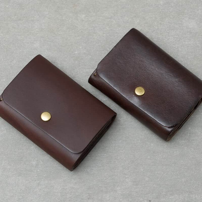 HERZ ヘルツさんのインスタグラム写真 - (HERZ ヘルツInstagram)「@organ_leather より新作財布が登場しました。 イタリアンレザーミネルバリスシオを使用したミニマルな財布です。 手のひらに収まるサイズですが、札入れ、小銭入れ、3枚分のカードポケットを備えています。  #organ #organbag #herz #herzbag #ヘルツバッグ #革財布 #レザーウォレット #ミニマル #クラフト #ミニマル #ミニ財布」12月18日 11時33分 - herz_bag