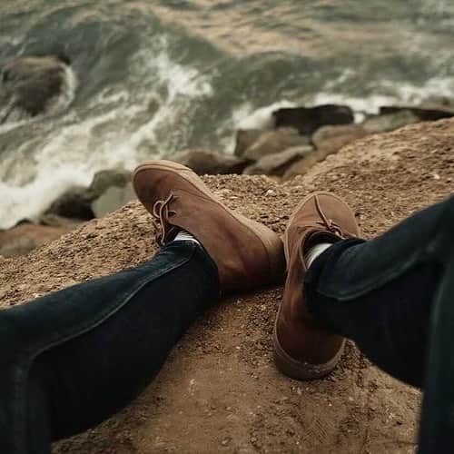 シービーズのインスタグラム：「Early morning on the bluffs in the Maslon Desert Boot.   📷: @zachary.angelo   #showupinseavees」
