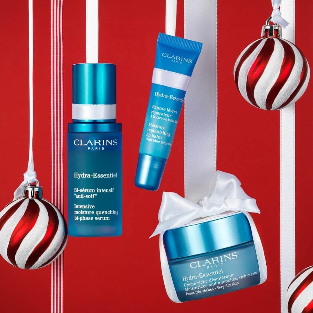 Clarins Canadaのインスタグラム：「Holiday season survival tip: HYDRATE, HYDRATE, HYDRATE!💦 We know the times are hard and your skin might suffer the consequences. Ladies and gents, instantly quench your skin’s thirst with our Hydra-Essentiel range. Reach out to your local Clarins Coach or check out our online gift guide to find the products suited to your unique needs. If your local stores are closed, contact our Clarins Coaches through our Clarins & Me online service. Link in bio to get started!⁣ __________⁣ Astuce pour survivre au temps des fêtes : HYDRATION, HYDRATATION, HYDRATATION !💦 Les temps sont difficiles et avec le froid extérieur, il est possible que votre peau en subisse les effets. Désaltérez-la donc avec notre gamme Hydra-Essentiel. Contactez l'une de nos Coachs Clarins ou consultez notre boutique de Noël en ligne pour trouvez les produits les mieux adaptés à votre peau. Si les magasins de votre région sont fermés, contactez l'une de nos Coach Clarins via notre service en ligne Clarins & Moi. Plus de détails sur le lien dans la bio !⁣ .⁣ .⁣ .⁣ #Clarins #ChristmasWithClarins #SweetHoliday #ClarinsHoliday #PlayfulChristmas #Skincare #StaySafe」