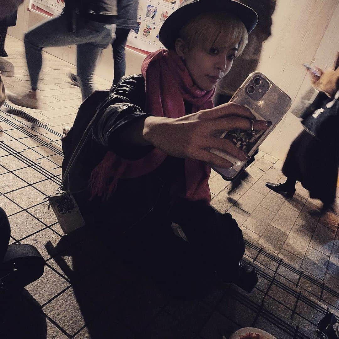 篠原かをりのインスタグラム：「金髪だったり、銀髪だったり、紫髪だったり 修論書いてるので少しでも楽しく過ごすため  #派手髪 #修論　#金髪  #銀髪」