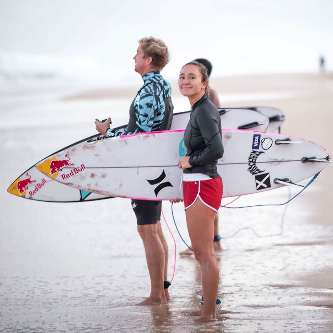 カリッサ・ムーアのインスタグラム：「My “are we really paddling out right now?” face haha Thanks @tallteef for capturing the nervous moments before paddling out with @whoisjob this morning at Pipe. Being completely honest, this is a little out of my comfort zone but wow what an incredible opportunity to learn, push myself a little and surf one of the best waves in the world with only a few other women out. Looking forward to finishing the @wsl #roxymauipro in the next few days at Pipeline 🙏🏼😊」