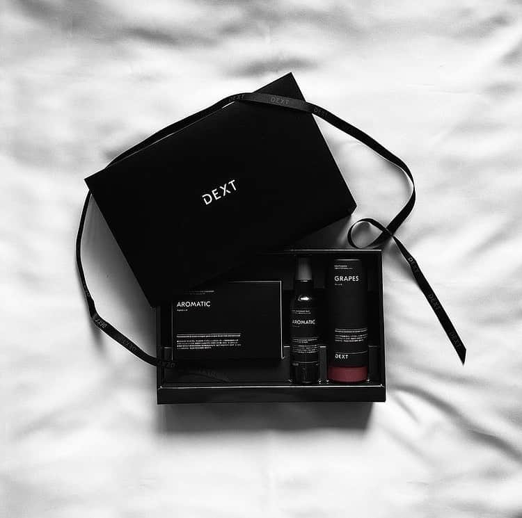 のインスタグラム：「【大人の男性へのXmasギフト】﻿ ﻿ #DEXT 公式Instagramです。﻿ ﻿ 「DEXT GIFT SET02」﻿ DEXTで人気のリフレッシュシート・デオドラントミスト・マウスウォッシュをセットにした日常をワンランクアップさせるギフトセットです。﻿ ﻿ --------------------﻿ Repost﻿ @uyu_8524﻿ .﻿ @dextsalon﻿ 大人の男性へのXmasギフト🎁﻿ デザインがおしゃれで、いつもとは違う高級感のあるエチケットアイテムって感じです！！！﻿ クリスマスプレゼントとしても人気なので、迷ってる方いたら是非〜😌﻿ ﻿ #dextsalon #DEXT #supported #メンズコスメ #メンズ美容 #クリスマスギフト #ギフト #置き画」