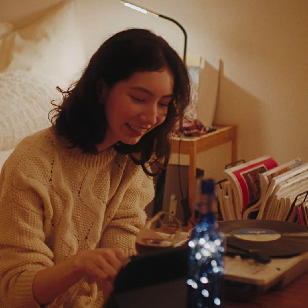 ルミネ公式のインスタグラム：「お部屋からリモートで、クリスマスパーティー。 同じレコードを、みんなで同時にかけながら。  ———— ほめよう。わたしたちを。 MERRY GOOD JOB! LUMINE CHRISTMAS 2020 ————  ▶ルミネのクリスマス特設サイトは 〔 ルミネクリスマス〕で検索！」