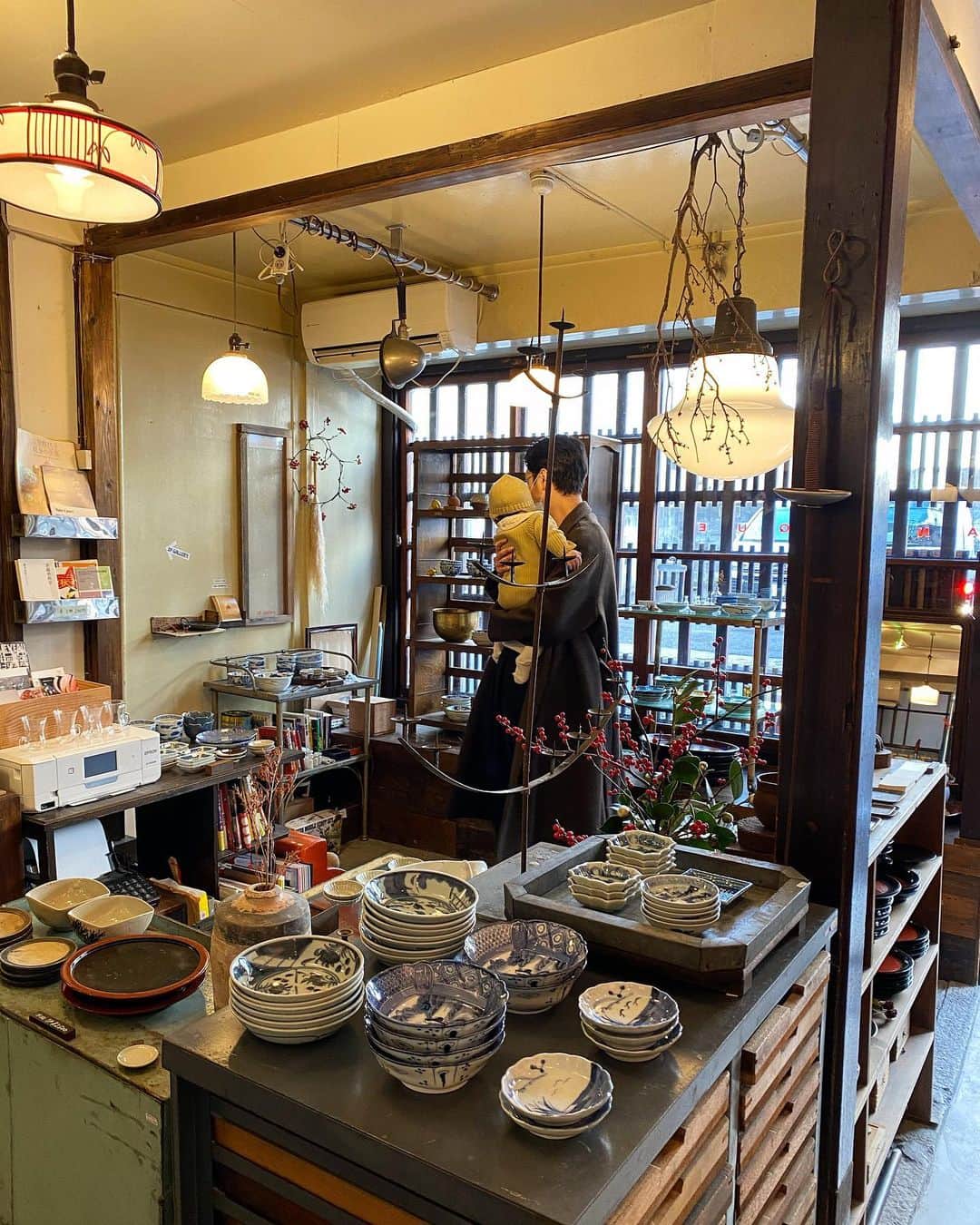 のインスタグラム：「すてきなアンティークが並ぶお店。  @antiquebelle   最後の写真の 翠色の小皿を買いました♡  150年も前のものだそうな。  お正月使おう🎍♡  #よしだ_旅」