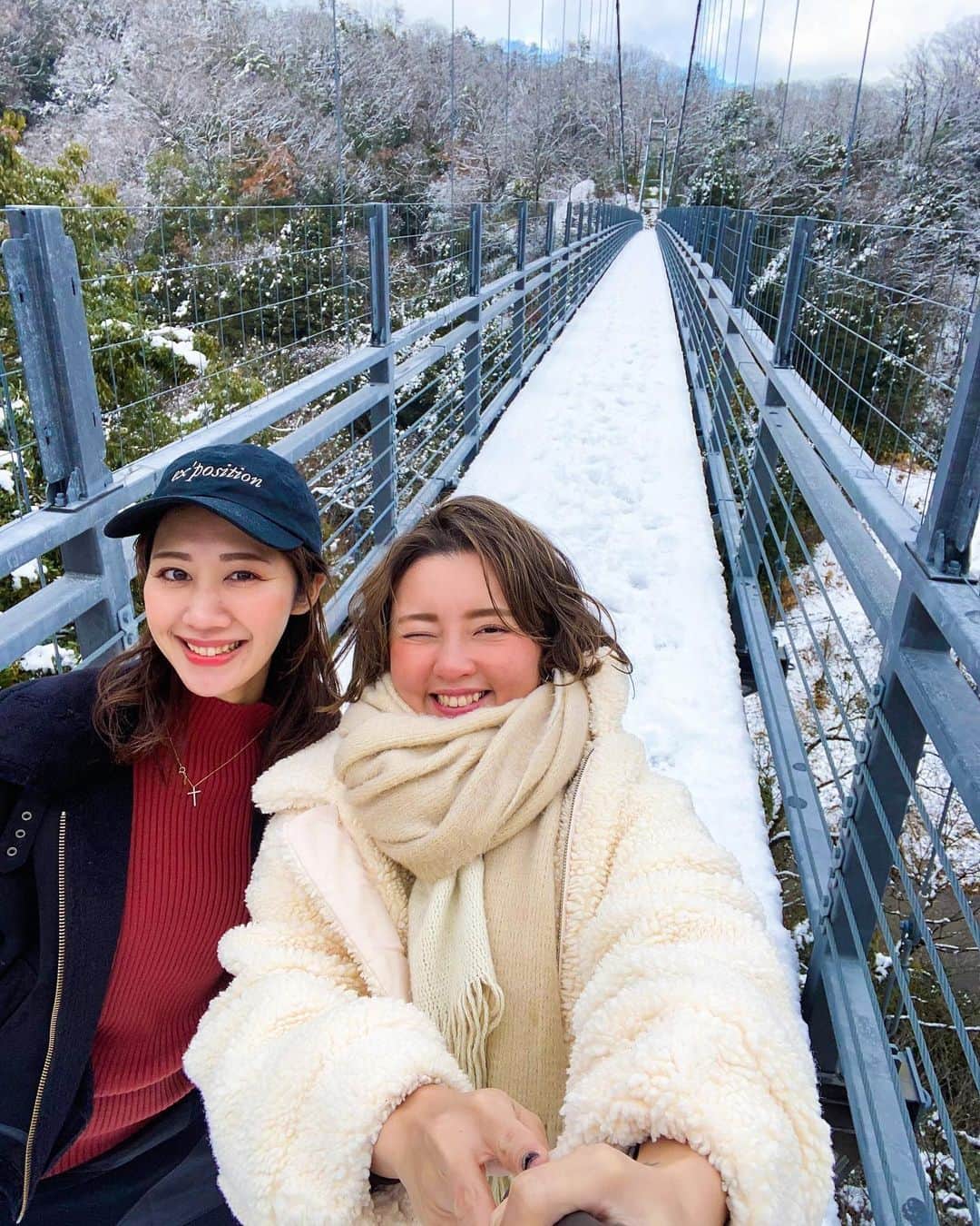 Yuri Sakuraiさんのインスタグラム写真 - (Yuri SakuraiInstagram)「: #島根旅。 お仕事の合間に行った #鬼の舌震 : 出雲大社から1時間くらい、奥出雲にあるよ！ 雪が積もっていて吊り橋は渡れなかったw 長さ160mの吊り橋！ : 今回行けなかったけど2,3kmの 大渓谷が続いていて、 雪がない時は渓谷沿いの遊歩道を歩けて、 紅葉とか景色を楽しめるんだって♪ 最近は #鬼滅の刃 に登場する大岩にそっくり！ と話題になった、 #鬼の試刀岩 にも注目が集まってるらしい！ : #島根#島根旅行#女子旅#吊り橋#鬼の舌震#鬼の試刀岩#観光スポット #観光地巡り#渓谷#中国地方#車旅#雪景色#cap#キャップ女子 #キャップコーデ#アラサー女子#CONVERSE#sneakers #コンバース#コンバースコーデ #スニーカーコーデ」12月18日 11時53分 - yuri_sakuraiii