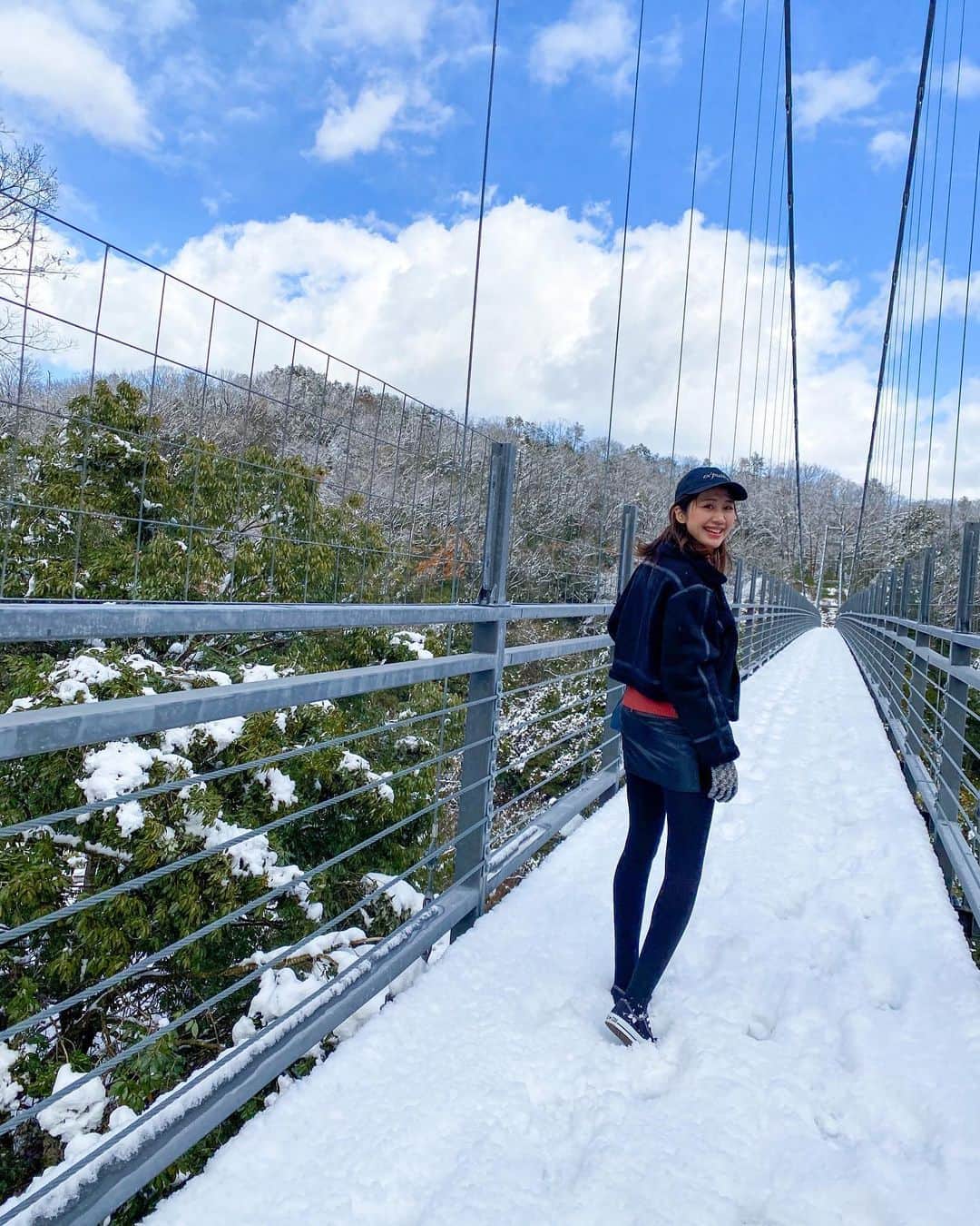 Yuri Sakuraiさんのインスタグラム写真 - (Yuri SakuraiInstagram)「: #島根旅。 お仕事の合間に行った #鬼の舌震 : 出雲大社から1時間くらい、奥出雲にあるよ！ 雪が積もっていて吊り橋は渡れなかったw 長さ160mの吊り橋！ : 今回行けなかったけど2,3kmの 大渓谷が続いていて、 雪がない時は渓谷沿いの遊歩道を歩けて、 紅葉とか景色を楽しめるんだって♪ 最近は #鬼滅の刃 に登場する大岩にそっくり！ と話題になった、 #鬼の試刀岩 にも注目が集まってるらしい！ : #島根#島根旅行#女子旅#吊り橋#鬼の舌震#鬼の試刀岩#観光スポット #観光地巡り#渓谷#中国地方#車旅#雪景色#cap#キャップ女子 #キャップコーデ#アラサー女子#CONVERSE#sneakers #コンバース#コンバースコーデ #スニーカーコーデ」12月18日 11時53分 - yuri_sakuraiii