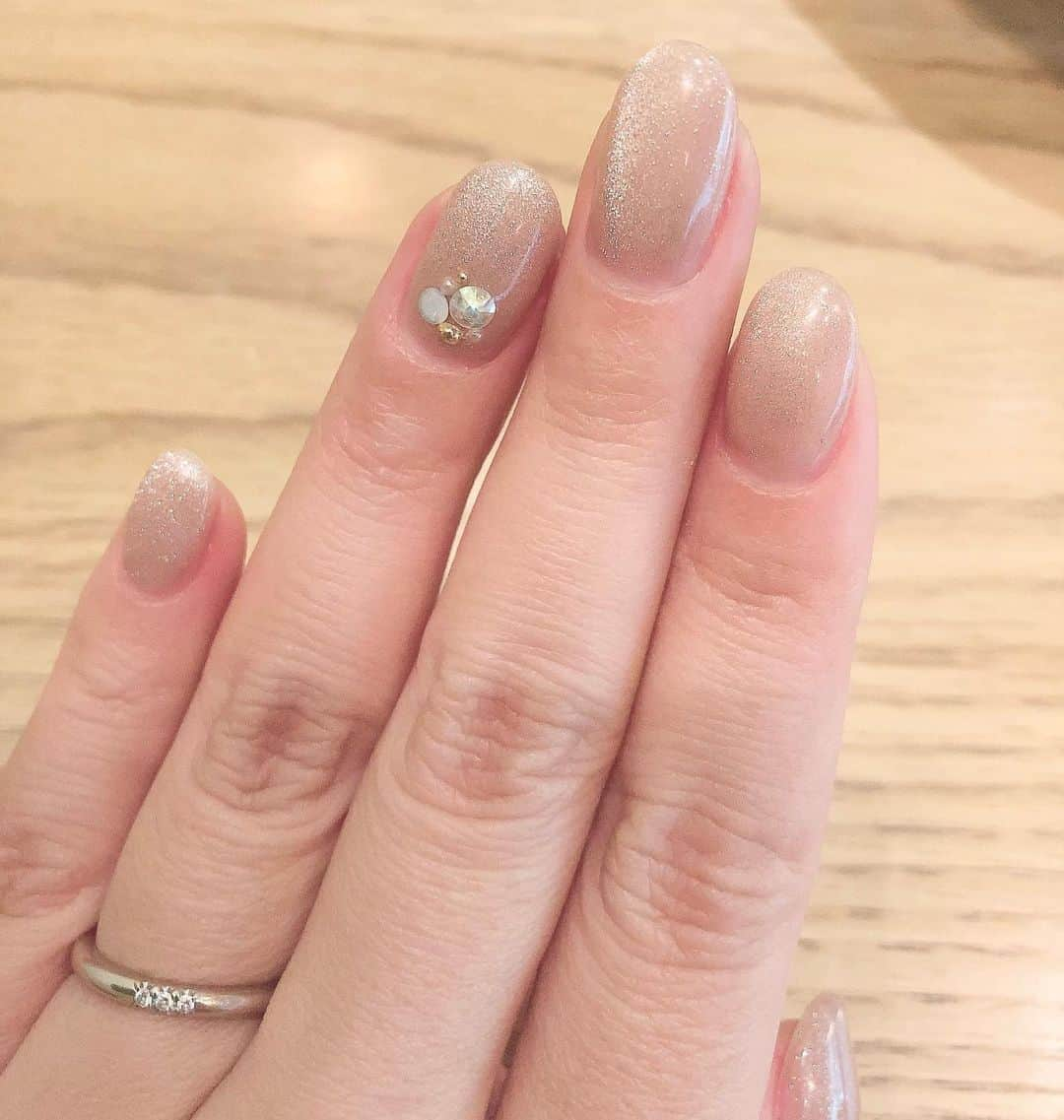 chihoさんのインスタグラム写真 - (chihoInstagram)「💛マグネットネイル💛﻿ ﻿ 👰前撮り用に♡﻿ キラキラにしてもらいました💅﻿ ﻿ マグネットネイル🧲、﻿ 可愛くてハマりそう♪﻿ ﻿ ｡:+* ﾟ ゜ﾟ *+:｡:+* ﾟ ゜ﾟ *+:｡:+* ﾟ ゜ﾟ *+:｡﻿ ﻿ 🍋キャリアを目指す女性は﻿ 　恋愛も思い通り﻿ 　﻿ 　#恋キャリア革命 ﻿ ﻿ キャリアも恋愛・結婚も両方手に入れたい♪﻿ そんな女性に向けて、発信中✨﻿ 恋キャリアアカデミー主宰　宮本　ちほ﻿ ﻿ ___ ___ ___ ___ ___ ___ ___ ___ ___﻿ ﻿ 私は【キャリアを目指す女性は恋愛も思い通り！】というコンセプトのもと、恋キャリアアカデミー　を主宰しています。﻿ ﻿ 仕事も恋愛も上手くいかず、自分を攻め続けた過去がありました。﻿ ﻿ ある人の教えを元に自分と向き合う中で、﻿驚くほど劇的に理想の仕事とパートナーを﻿見つけることができました。﻿ ﻿ 仕事も恋愛・結婚の悩みで﻿ 苦しんでいませんか？﻿ 悩みを抱えたままにしていませんか？﻿ ﻿ その悩みを手放して、思い通りのキャリアと恋愛・結婚を手に入れるメソッドは、こちらから → @chiho_koicareer  ﻿ どんな女性もキャリアと恋愛・結婚の両方を﻿ 手に入れることができると信じています。﻿ ﻿ ﻿ #キャリア#キャリアウーマン#キャリア女子#働く女子#自分磨き#女子力アップ#女性の働き方#女性のキャリア#人生を楽しむ#仕事を楽しむ#好きなことを仕事に#アラサーol#恋キャリア#恋キャリ#結婚#婚活#スピード婚#アラサークライシス#ネイル#マグネットネイル#オフィスネイル#ネイルデザイン#ネイル#ウエディングネイル#結婚式#結婚式ネイル#ネイルアート」12月18日 12時02分 - chiho_koicareer