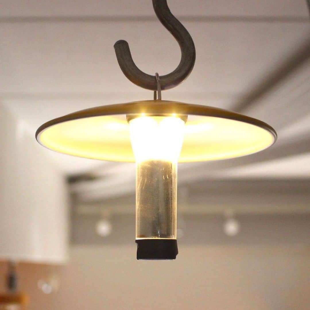 のインスタグラム：「【RFW SELECT ITEM】  Lamp Shade Color: Black,White,Navy,Khaki,Yellow Price: ¥800-tax in  キャンプ用品【Goal Zero Lighthouse Micro(Flash)】の小型ランタンにフィットする、レトロ感がありながらもシンプルなデザインのランプシェードです。 カラーはブラック、ホワイト、ネイビー、カーキ、イエローの全5色展開。 ランプシェードは小型ランタンにはめ込む目的で制作されている商品ではございませんが、吊り下げ用の金具の下に片方ずつはめ込むことで、ぴったりとはめることができます。(金具などをはずす必要はありません) お手持ちのLighthouse Micro(Flash)にはめることでより雰囲気のあるランタンに仕上がります。  生産国：中国 仕様：シェードのみ(穴口径35mm) サイズ：シェード部Φ14.5cm×2cm  www.rfwtokyo.com  ONLINE SHOP https://www.rhythmtokyo.com/shopdetail/000000001022/ct56/page1/order/  #rpm #rfwtokyo #rfw #rhythmfootwear #sneaker #sneakers #kicks #instashoes #instakicks #sneakerhead #sneakerheads #nicekicks #sneakerfreak #kickstagram #shoestagram #boots #bag #backpack #socks #春夏 #代々木八幡 #八幡商店街 #rhythmprimarymarket #goalzero #ゴールゼロ #outdoor #camp #防災グッズ #new」