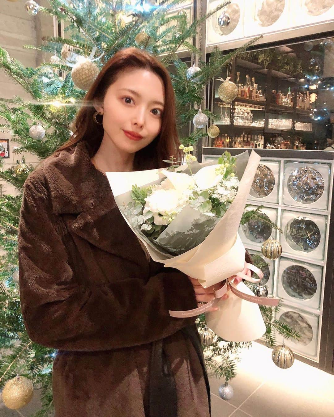 松田唯花さんのインスタグラム写真 - (松田唯花Instagram)「12月31日、29歳になります🎂  今年一番にお祝いしてくださったのは、お姉ちゃんのようにいつも私を見守ってくれて、いつも優しく的確にアドバイスをしてくださるマナミさん💗 大尊敬していて大好きで、私の憧れ！！ @manami.h07   美しい白いお花たちと、お誕生日プレートでお祝いしてくれました😭✨ 本当に本当に嬉しかった〜〜〜💐💕 いつも目に入るお部屋のど真ん中に飾って、見ながらにやにやしています。笑 マナミさんありがとうございます💓本当に幸せだぁ。  「ゆいかちゃんは、まだまだ可能性しかないからね！」とマナミさんに言っていただけて、よーし頑張ろう〜！✊って☺️ あと少しの28歳生活も駆け抜いて、29歳になった瞬間に良いスタートダッシュを切れるようにしたい！する！　 実現したい目標がたーーーーくさんあるので、実現できるように。  マナミさんが選んでくださったお店も本当に素敵でした！✨　 青山一丁目駅直結の「The Burn」。 前菜からメイン、デザートまで本当に美味しかったです✨ ヴィーガン対応のお店なので野菜だけでも楽しめるそうですよ🤗 女子会、デートにぴったりの雰囲気でした❤️  あぁ、幸せな夜だったな☺️  #birthday #birthdaycake #birthdaypresent #theburn #女子会  #サスティナブルグリル #誕生日」12月18日 11時59分 - yuika_matsuda.official