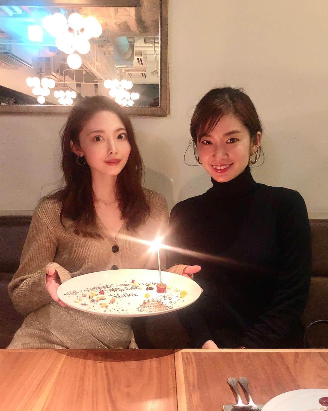 松田唯花さんのインスタグラム写真 - (松田唯花Instagram)「12月31日、29歳になります🎂  今年一番にお祝いしてくださったのは、お姉ちゃんのようにいつも私を見守ってくれて、いつも優しく的確にアドバイスをしてくださるマナミさん💗 大尊敬していて大好きで、私の憧れ！！ @manami.h07   美しい白いお花たちと、お誕生日プレートでお祝いしてくれました😭✨ 本当に本当に嬉しかった〜〜〜💐💕 いつも目に入るお部屋のど真ん中に飾って、見ながらにやにやしています。笑 マナミさんありがとうございます💓本当に幸せだぁ。  「ゆいかちゃんは、まだまだ可能性しかないからね！」とマナミさんに言っていただけて、よーし頑張ろう〜！✊って☺️ あと少しの28歳生活も駆け抜いて、29歳になった瞬間に良いスタートダッシュを切れるようにしたい！する！　 実現したい目標がたーーーーくさんあるので、実現できるように。  マナミさんが選んでくださったお店も本当に素敵でした！✨　 青山一丁目駅直結の「The Burn」。 前菜からメイン、デザートまで本当に美味しかったです✨ ヴィーガン対応のお店なので野菜だけでも楽しめるそうですよ🤗 女子会、デートにぴったりの雰囲気でした❤️  あぁ、幸せな夜だったな☺️  #birthday #birthdaycake #birthdaypresent #theburn #女子会  #サスティナブルグリル #誕生日」12月18日 11時59分 - yuika_matsuda.official