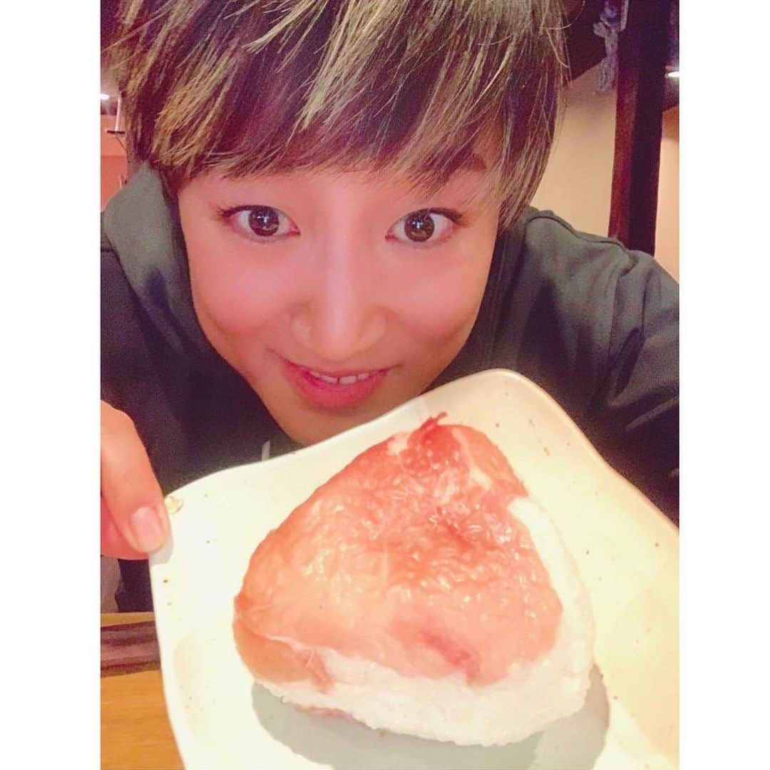 藤本麻子さんのインスタグラム写真 - (藤本麻子Instagram)「🍙 生ハムおにぎりとか初めて食べた🤭❤️ 生ハムの塩加減がちょーどえぇ🤤！ . 食べてビックリ、 中に、大好物のうなぎが入っとった🥺🤍 こんな美味しいおにぎりに出会えて幸せ🥰 . #一饗 #生ハムおにぎり」12月18日 11時59分 - aako528