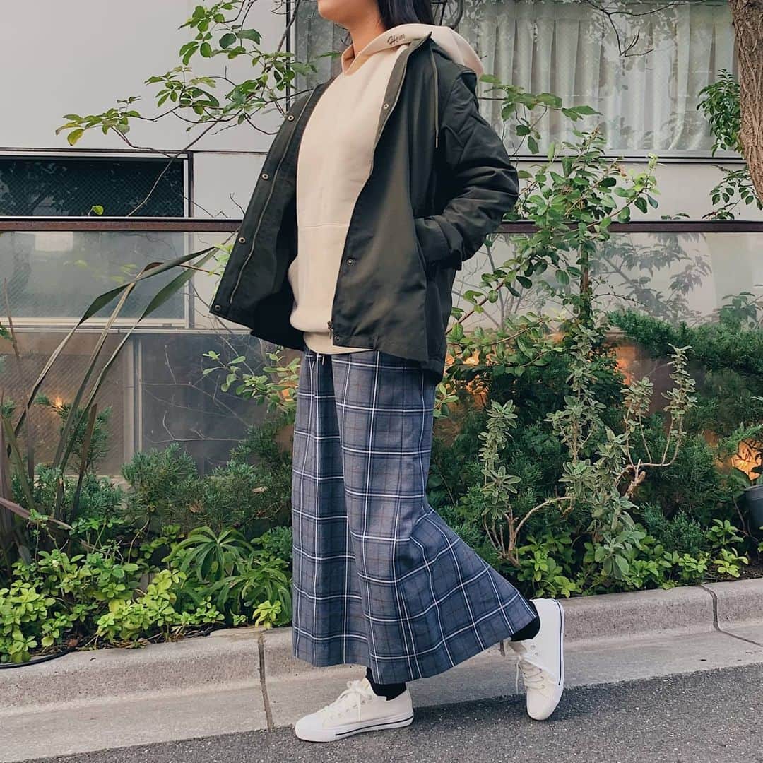 HeM sportsのインスタグラム：「軽め素材のマウンテンパーカーとスウェットパーカーの重ね着は冬の鉄板コーデ⛄️﻿ ﻿ 中に着ているスウェットパーカーは、裏起毛になっているので寒い日でもあったかい✨﻿ ウエストゴムのロングスカートは、気になる腰回りをカバー🙆‍♀️﻿ ﻿ スニーカーで合わせれば、オシャレな冬のカジュアルコーデが楽しめます♪﻿ ﻿ ******************************************﻿ ■マウンテンパーカージャケット﻿ ￥4,378（税込）《SALE》﻿ ■刺繍スウェット裏起毛パーカー﻿ ￥3,828（税込）《SALE》﻿ ■ロングスカート﻿ ￥4,378（税込）《SALE》﻿ ■ロゴ紐スニーカー﻿ ￥4,400（税込）﻿ ******************************************﻿ ﻿ 商品の詳細はプロフィールページのURLからご覧ください💨﻿ ﻿ #HeMsports #HeM #yoga #running #ヘム #ヘムスポーツ #白スニーカーコーデ #スポーツウェア #ロングスカートコーデ #カーキアウター #冬スカート #トレーニングウェア #裏起毛パーカー #ヨガウェア #カジュアルファッション #冬コーデ #冬ファッション #アウター #冬アウター #ラフコーデ #2020aw #大人カジュアルコーデ #あったかコーデ #カジュアルコーデ #ロングスカート #マウンテンパーカー #チェックスカート #チェックスカートコーデ#アウターコーデ #パーカーコーデ﻿」