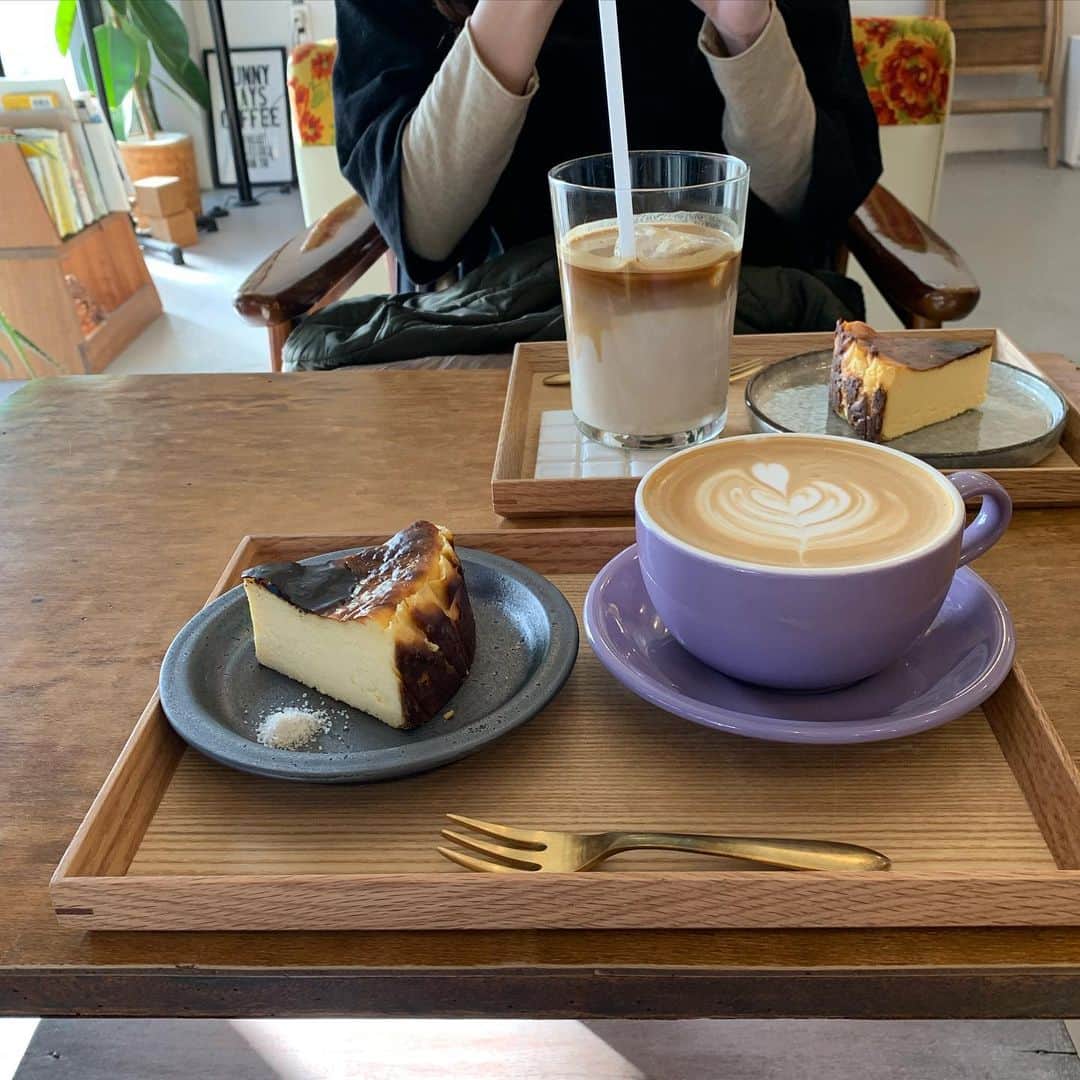 my9mj8さんのインスタグラム写真 - (my9mj8Instagram)「﻿ 　﻿ ゆるりとした空間でよかった☕️﻿ ケーキもおいしかった！﻿ ガトーショコラも気になる、、、😎﻿ ﻿ ﻿ なによりワンちゃんも来れるみたいで﻿ 可愛い子🐶さわれて癒された🥰﻿ ﻿ ﻿ ﻿ #鹿児島カフェ#鹿児島#kagoshima」12月18日 12時00分 - my9mj8