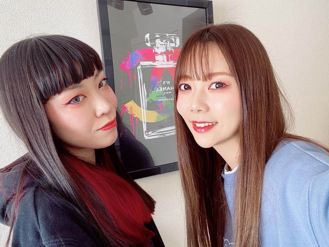 西村季里子さんのインスタグラム写真 - (西村季里子Instagram)「・  かなかの新居に お泊まりした🏠💕💕💕  夜遅くなってしまったのに わたしの好物ばかりのご飯 用意してくれて愛情深すぎ🥺❤️ 仲良く食べて 仲良くテレビ見て 仲良くねんねして💤  次の日はかなかメイクを してもらった💄🖤🖤  アイシャドウとアイラインと ノーズシャドウだけでかなかに近づけた🥀  でも水色スウェットが全てを台無しにした… (幼稚園児みたいな格好してた) 次は完全かなかにリベンジ🥀  毎日毎日愛情たっぷりで わたしの話に付き合ってくれて ありがとう🥺💋💋💋  かなかにしか通じない会話に 毎日救われてる🙏🏻 (最近は全て「ぴ」だけで会話してる(?))  また遊びにいくねーー❤️❤️❤️  #お泊まり#お泊まり女子会#女子会 #手料理#愛#愛情#ぴえん#🥺 #牡蠣#アボカド#好物#カボチャ #ランチ#カボチャケーキ#幸 #メイク#make#つり目メイク  #アイシャドウ#アイライン #ノーズシャドウ#赤メイク #follow#followｍe」12月18日 12時01分 - kiriko_nishimura