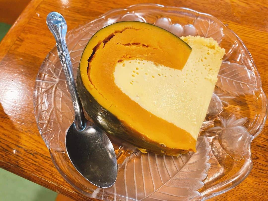 西村季里子さんのインスタグラム写真 - (西村季里子Instagram)「・  かなかの新居に お泊まりした🏠💕💕💕  夜遅くなってしまったのに わたしの好物ばかりのご飯 用意してくれて愛情深すぎ🥺❤️ 仲良く食べて 仲良くテレビ見て 仲良くねんねして💤  次の日はかなかメイクを してもらった💄🖤🖤  アイシャドウとアイラインと ノーズシャドウだけでかなかに近づけた🥀  でも水色スウェットが全てを台無しにした… (幼稚園児みたいな格好してた) 次は完全かなかにリベンジ🥀  毎日毎日愛情たっぷりで わたしの話に付き合ってくれて ありがとう🥺💋💋💋  かなかにしか通じない会話に 毎日救われてる🙏🏻 (最近は全て「ぴ」だけで会話してる(?))  また遊びにいくねーー❤️❤️❤️  #お泊まり#お泊まり女子会#女子会 #手料理#愛#愛情#ぴえん#🥺 #牡蠣#アボカド#好物#カボチャ #ランチ#カボチャケーキ#幸 #メイク#make#つり目メイク  #アイシャドウ#アイライン #ノーズシャドウ#赤メイク #follow#followｍe」12月18日 12時01分 - kiriko_nishimura