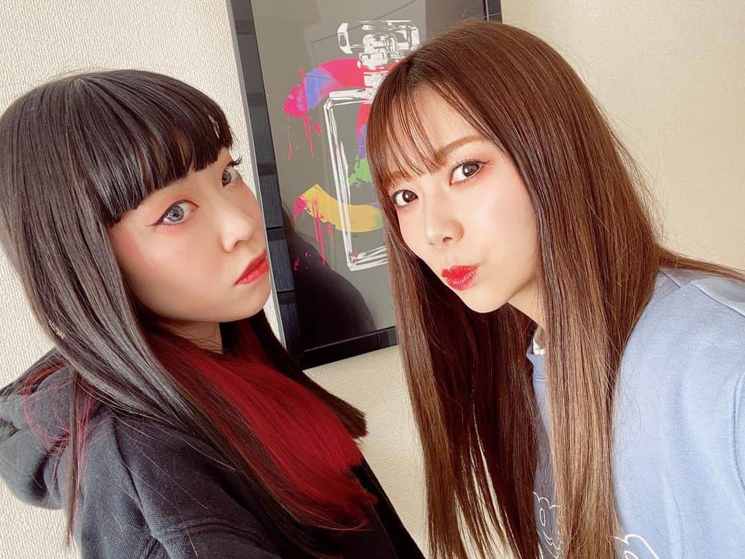 西村季里子のインスタグラム：「・  かなかの新居に お泊まりした🏠💕💕💕  夜遅くなってしまったのに わたしの好物ばかりのご飯 用意してくれて愛情深すぎ🥺❤️ 仲良く食べて 仲良くテレビ見て 仲良くねんねして💤  次の日はかなかメイクを してもらった💄🖤🖤  アイシャドウとアイラインと ノーズシャドウだけでかなかに近づけた🥀  でも水色スウェットが全てを台無しにした… (幼稚園児みたいな格好してた) 次は完全かなかにリベンジ🥀  毎日毎日愛情たっぷりで わたしの話に付き合ってくれて ありがとう🥺💋💋💋  かなかにしか通じない会話に 毎日救われてる🙏🏻 (最近は全て「ぴ」だけで会話してる(?))  また遊びにいくねーー❤️❤️❤️  #お泊まり#お泊まり女子会#女子会 #手料理#愛#愛情#ぴえん#🥺 #牡蠣#アボカド#好物#カボチャ #ランチ#カボチャケーキ#幸 #メイク#make#つり目メイク  #アイシャドウ#アイライン #ノーズシャドウ#赤メイク #follow#followｍe」