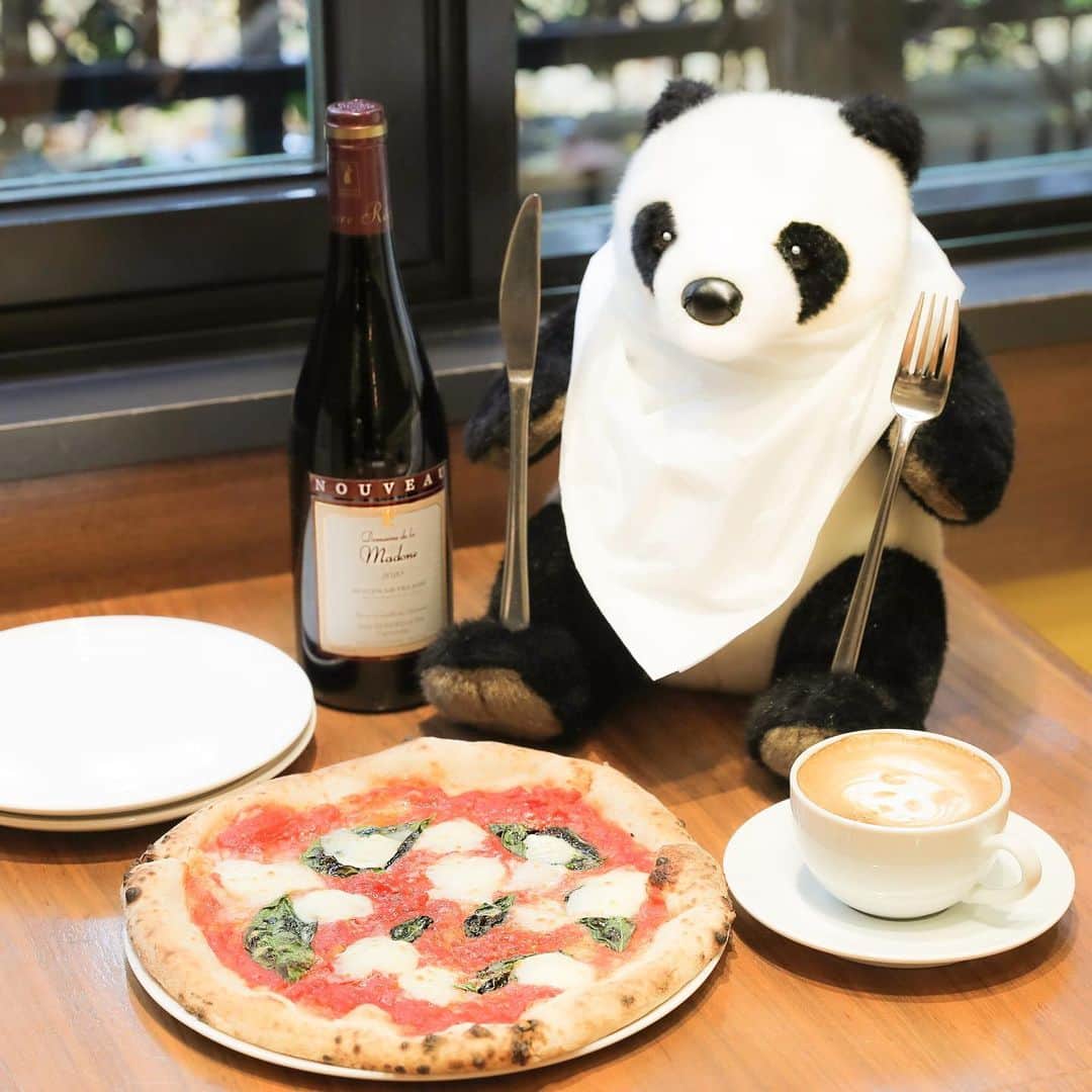 アトレ上野（atre ueno）さんのインスタグラム写真 - (アトレ上野（atre ueno）Instagram)「今日は上野公園内にある西郷隆盛の銅像近くのカフェ「レ クアトロ スタジオーニ」に来たよ🐾 お店に石窯があって、本格ピザが味わえるんだ🍕💕ぼくは定番のマルゲリータをオーダー❗️熱々で美味しくてペロリと1枚食べちゃったよ〜😍 今日は特別にカフェラテをパンダアートにしてもらったよ🐼🎵とっても可愛いくて嬉しくなっちゃった💕 ワインは今年のボジョレーヌーボー🍷 力強い味わいと奥深さで世界中から高評価を得ているんだって✨ ピザやパスタだけでなく、ワインの種類も豊富にあるから、色々選べて楽しいな😆 テラス席もあるから、また今度天気のいい日に彼女や友達と一緒に来ようっと✨  Came to a cafe near Saigo Takamori bronze statue in Ueno park called Le quattro stagioni 🐾 There is a stone oven so you can have authentic pizza🍕💕 I ordered Margherita and it was very good😍 They made a panda latte art only for me🐼♫ It’s very cute, right?💕 Also, here is Beaujolais nouveau 2020🍷 It has strong and deep taste. That’s why it gets a high evaluation✨ They have multiple choices such as not only pasta and pizza but also wines😆 There are terrace seats as well so I’ll come here again with my girlfriend✨  今天來到上野公園內離西鄉隆盛銅像很近的咖啡廳「Le quattro stagioni」🐾 店裡有個石窯，你可以品嘗到很地道地披薩🍕💕我點了經典的瑪格麗特❗️ 熱熱地非常美味，我一下子就吃光了一枚〜😍 今天我得到了一杯特製的熊貓狀的咖啡拿鐵🐼太可愛了好高興呀💕 葡萄酒是今年的Beaujolais Nouveau🍷 因其濃郁厚重的口感而受到全世界很高的評價✨ 不僅有披薩和意麵，葡萄酒的種類也很多，選擇很多樣真開心😆 還有露台座位，下次天氣的好的時候想帶女朋友和朋友們一起來✨  #上野 #アトレ上野 #アトレ #atre #atreueno #パンダ #上野パンダ #上野散策 #熊猫 #東京観光 #PANDA #🐼 #ueno #tokyotour #ぬい撮り #レクアトロスタジオーニ #lequattrostagioni #上野ランチ #上野ディナー #上野グルメ #東京ランチ #東京ディナー #ピザ好き #ボジョレーヌーボー2020 #ボジョレーヌーボー #ラテアート #ピザランチ #tokyolunch #uneolunch #Beaujolaisnouveau2020」12月18日 12時11分 - atre.ueno