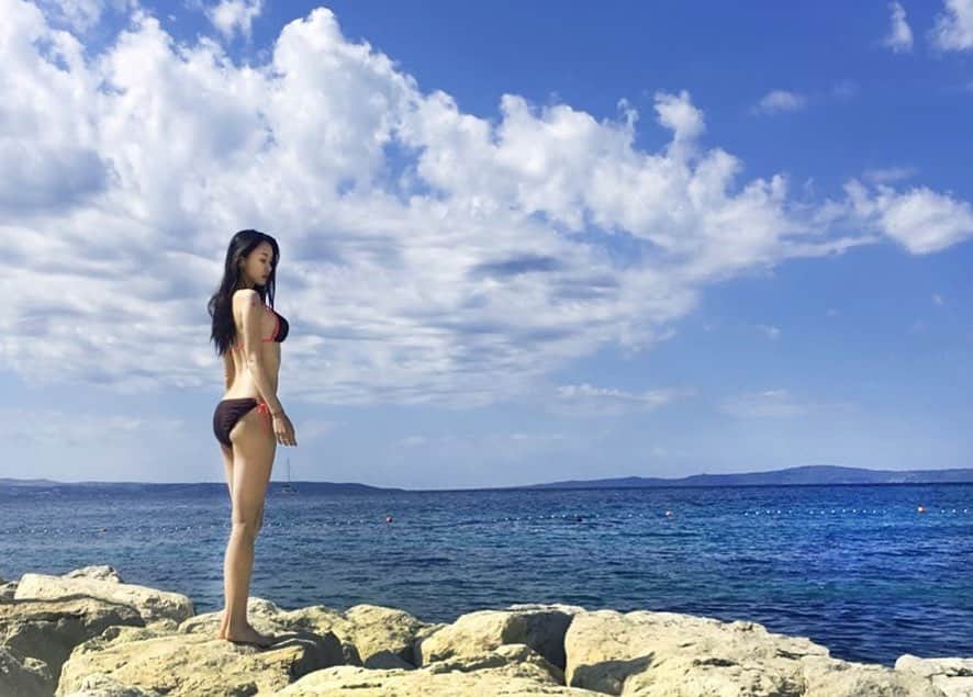 ホ・ヨンジュ のインスタグラム：「허영주만의 독특하고 전례없는 삶을 살고싶다. (사진은 #크로아티아  #스플리트💃🏻)」
