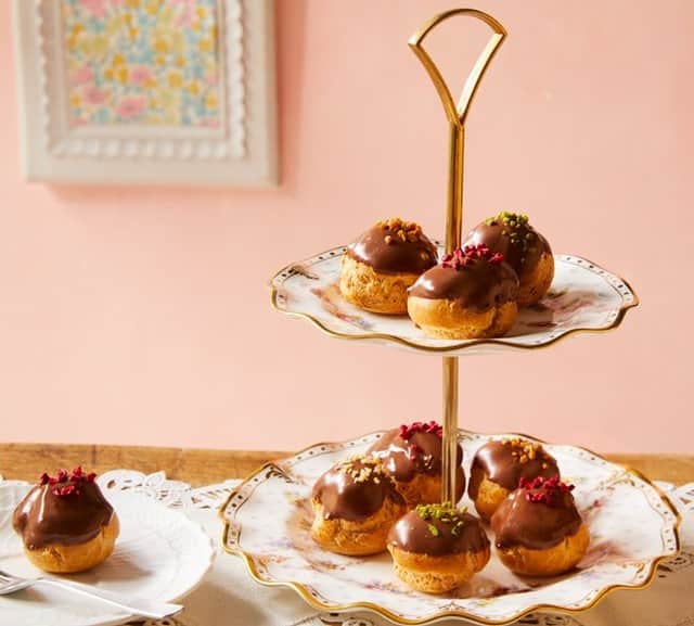 ロッテ ガーナチョコレート【公式】のインスタグラム：「＼シュークリームの日 おすすめレシピ／⠀ 明日19日は #シュークリームの日💛⠀ そんな日にピッタリな、#チョコレートプチシュークリーム をご紹介します✨⠀ ⠀ チョコでコーティングされた香ばしい皮と、たっぷり入ったコクのあるガーナミルクのクリームでチョコずくしのシュークリーム🥰⠀ ⠀ お好みでピスタチオやドライラズベリーなどトッピングすると、一気におもてなし感もアップしますよ🥨✨⠀ ⠀ ぜひチャレンジしてみてくださいね🙌⠀ ⠀ 詳しい作り方は、ガーナ公式サイトの手作りレシピページをチェックしてね👀🔍🎶⠀ ⠀ #ロッテ #ガーナ #ghana #シュークリーム #チョコレート #おやつの時間 #おうちスイーツ #手作りお菓子 #チョコ好き #チョコ部 #簡単レシピ #手作りレシピ #お祝いケーキ」