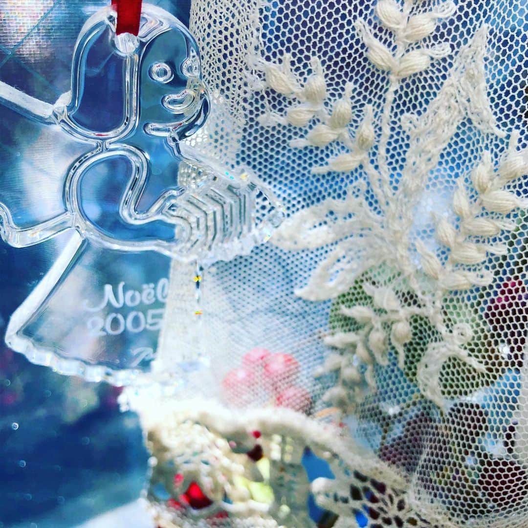 藤田朋子さんのインスタグラム写真 - (藤田朋子Instagram)「#クリスマスの窓辺 #天使のオーナメント #アンティークレース #リース #サンキライ #赤と白 #日差し #あたたかい  #christmas #ornaments #window #winter」12月18日 12時08分 - chiendormant