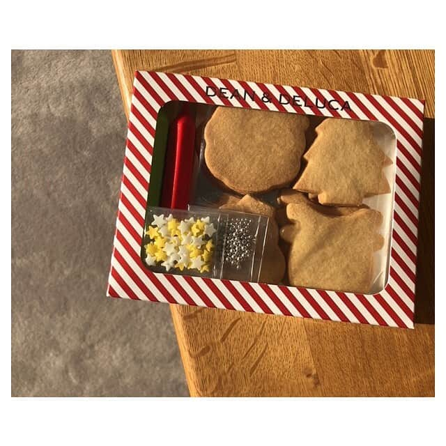 今井りかのインスタグラム：「﻿ 撮影のあと、編集さんから﻿ 可愛いギフトを頂きました🎄❤️ ﻿ ﻿ 帰宅して子供と塗り塗り。﻿ 楽し^_^﻿ ﻿ ﻿ #クリスマス気分﻿ #chirstmas﻿ #dean&deluca」