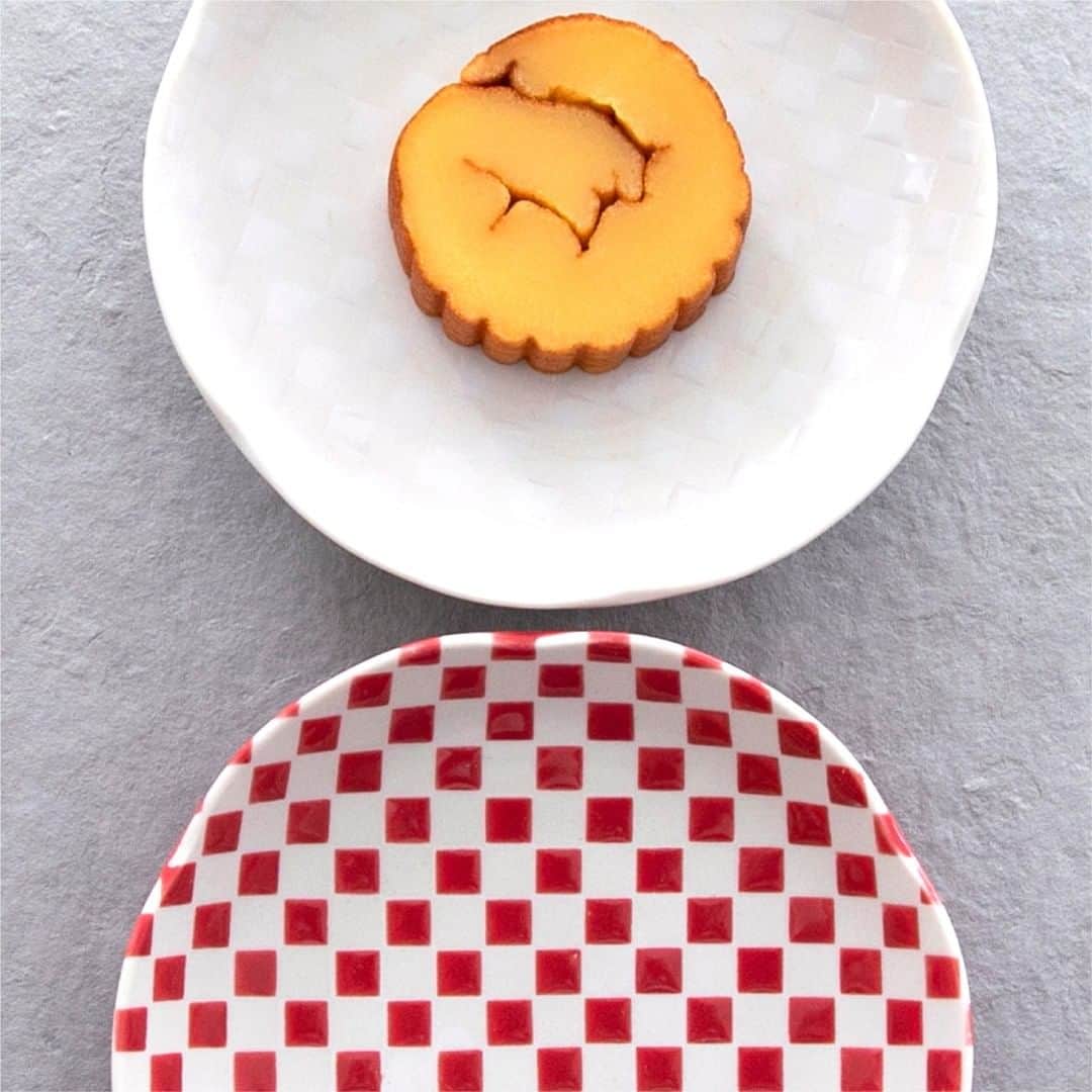 栗原はるみ「ゆとりの空間 」さんのインスタグラム写真 - (栗原はるみ「ゆとりの空間 」Instagram)「. ／ お正月やハレの日の食卓を彩る ＼  ＜編集部のこれいいよ＞ 「市松皿紅白セット」  一人暮らしのわが家に友人を招いて、 お正月料理をふるまった、2020年の年始。 この機会におもてなし用の食器を揃えたいな と思っていたところに出会ったのが、「市松皿紅白セット」でした。  伝統的ながらモダンな市松模様は、 食卓に並べるだけでおもてなしの雰囲気を盛り上げてくれ、 食べ始める前からワクワクした気分にさせてくれます。  友人とのおしゃべりに夢中になって料理が冷めてしまっても レンジ対応の食器なので、すぐに温めも。  今回は、おせちやおもてなし料理を気軽に楽しむ 「市松皿紅白セット」をご紹介します。  ▼続きはプロフィールのリンクから @yutorino_kukan  #編集部のこれいいよ #これいいよ #食器 #市松 #市松皿 #市松小皿 #市松取皿 #市松豆皿 #市松紅白セット #セット #食器セット #お正月 #正月 #おせち #おせち料理 #手作りおせち #新年会 #忘年会 #おうちごはん #和食 #洋食 #おもてなし #ギフト #栗原はるみ #栗原心平 #yutorino_kukan #yutorinokukan #sharewithKuriharaharumi #ゆとりの空間 #オンラインショップ」12月18日 12時20分 - yutorino_kukan