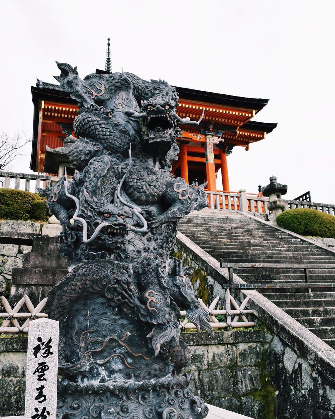 ジョサイア・ハーリーさんのインスタグラム写真 - (ジョサイア・ハーリーInstagram)「The fiercest guy I saw on this trip. One of my favorite stops in Kyoto was Kiyomizu-dera Temple. Every view was beautiful. Swipe for more photos. #kiyomizutemple #kyoto #gojapan」12月18日 12時20分 - josiahhawley