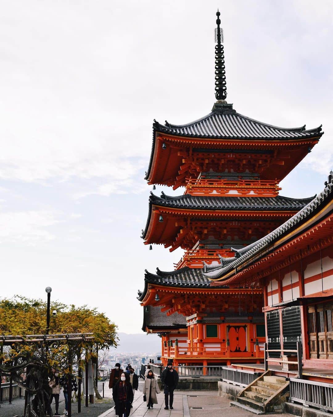 ジョサイア・ハーリーさんのインスタグラム写真 - (ジョサイア・ハーリーInstagram)「The fiercest guy I saw on this trip. One of my favorite stops in Kyoto was Kiyomizu-dera Temple. Every view was beautiful. Swipe for more photos. #kiyomizutemple #kyoto #gojapan」12月18日 12時20分 - josiahhawley