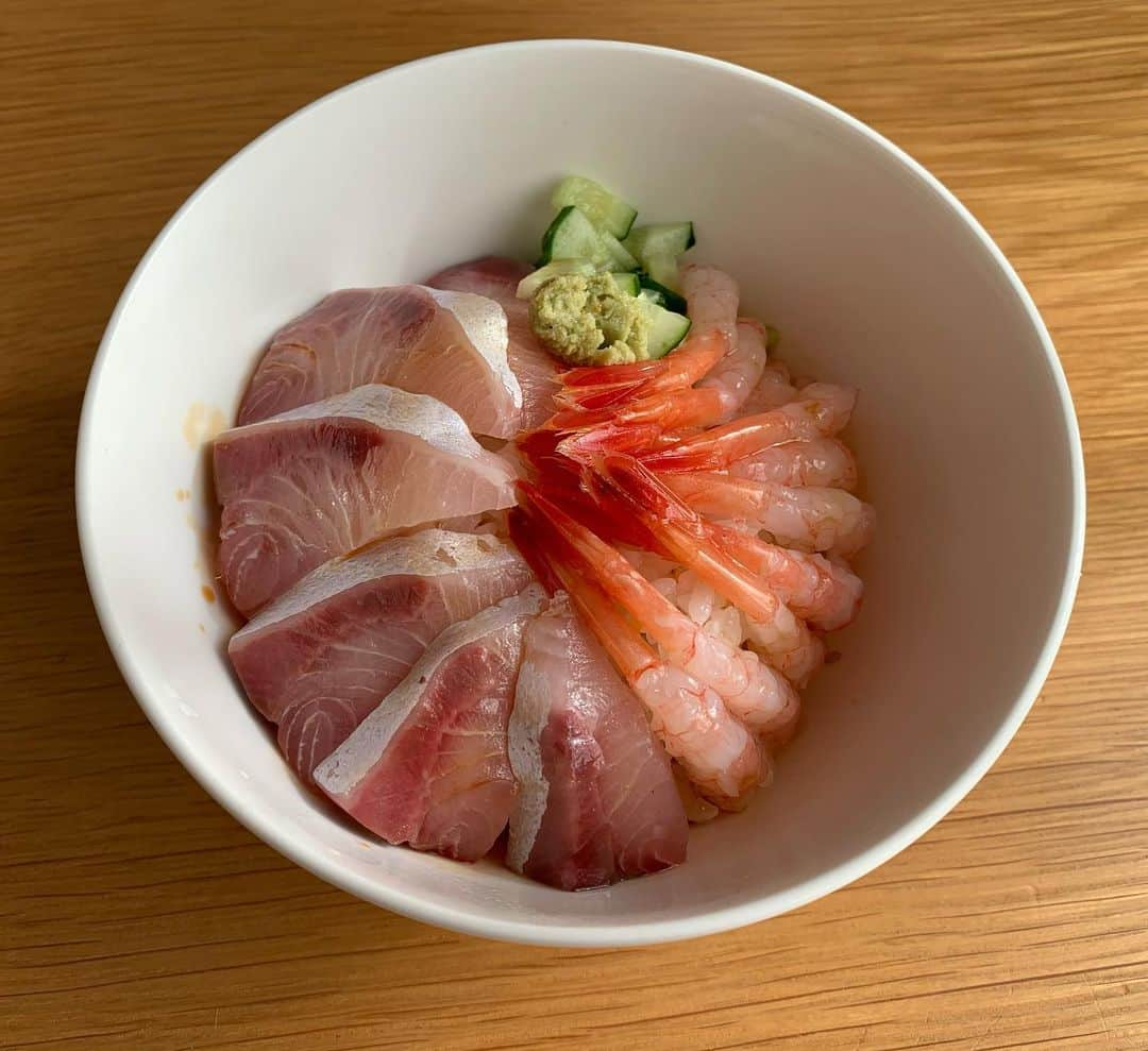 加納有沙さんのインスタグラム写真 - (加納有沙Instagram)「手巻き寿司のあまりもので丼。  ブリと甘えびの下には、白ゴマとゆずを混ぜた酢めし。 仕上げにお醤油とゆずを搾って。 さわやかな海鮮丼。」12月18日 12時21分 - alissakano