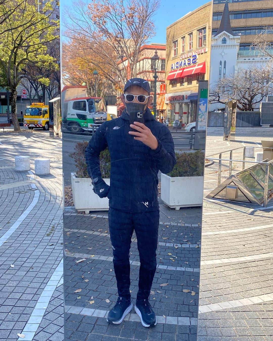宇野薫のインスタグラム：「UNORUN  #今朝のみなとみらい  富士山🗻が綺麗に見えました。 そしてまたコレを着て走る季節になりました。  #unorun #thenorthface #tnf #tnfjp #tnfrun #neutralworks  #hokaoneone #hokaoneoneclifton7  #oakleyjapan #stancesocks  #ニュートラルワークス #ホカオネオネ #スタンスソックス #宇野薫」