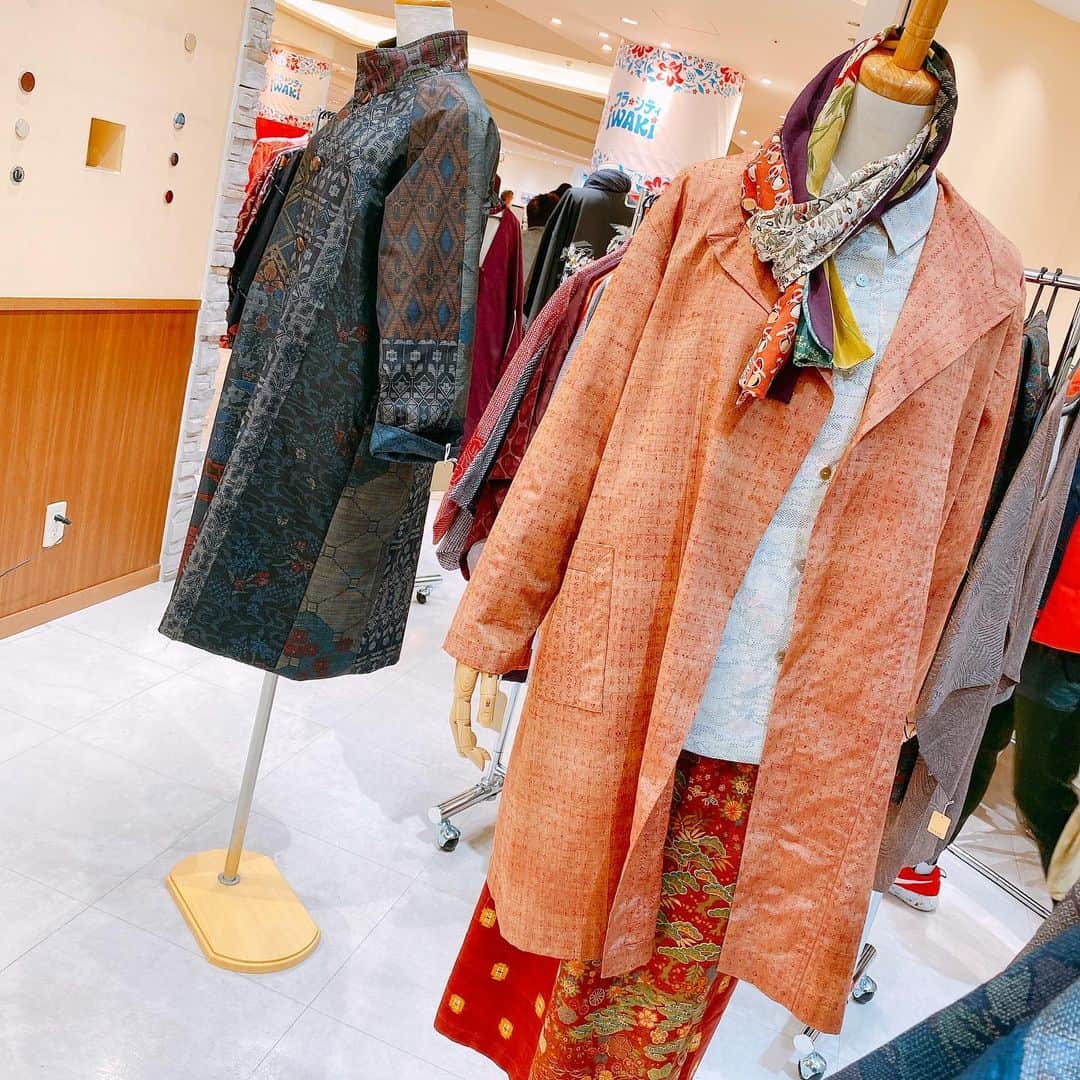 LATOV_ラトブ さんのインスタグラム写真 - (LATOV_ラトブ Instagram)「【アトリエ和衣】 着物リメイク展示販売！ 〈12/18～20〉  日本の着物は伝統的な紋様や染、素材と、どれをとっても素晴らしい物ばかりです。 そんな着物を丁寧にほどき、縮み・にじみ・色落ちに注意しながら洗い、現代にマッチする洋服にデザインし作り変えて…  そんな世界に一つしかない”アトリエ和衣”の心地よいオトナ服。 着物地で作られたこだわりの服を揃えました。 ぜひ実際にご覧いただき、ご納得いくものをお選びください。  ■開催日：2020年12月18日(金)～20日(日) ■時　間：10時～20時（最終日は10時～18時） ■会　場：2階　K・コレクション隣　特設会場  #ラトブ #いわき市 #いわき #着物リメイク #アトリエ和衣 #着物」12月18日 12時14分 - latov_20071025