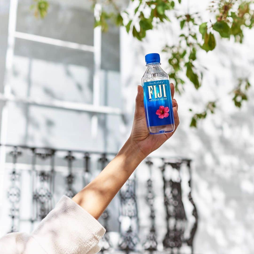 FIJIWaterJapanのインスタグラム：「クリスマスギフトにもフィジーウォーター🎁✨  #フィジーウォーター #fijiwater #水分補給　＃happy #クリスマスギフト  #ミネラルウォーター #lifewithfijiwater」
