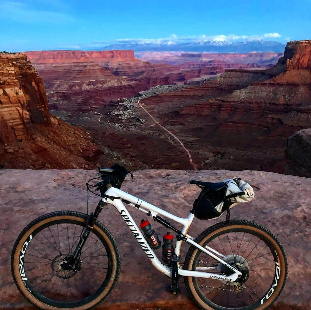 トミー・コールドウェルさんのインスタグラム写真 - (トミー・コールドウェルInstagram)「Finished my 3 day desert tour with a hot lap on White Rim. Got to be a contender for for the most scenic dirt road in America. @iamspecialized @clifbar」12月18日 12時15分 - tommycaldwell