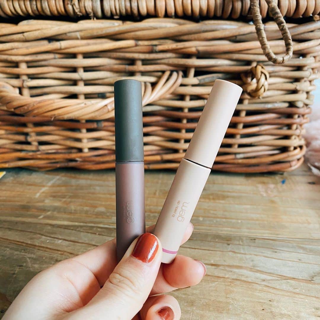 井村亜里香のインスタグラム：「@lpdgem.official の 可愛すぎるシリーズ。 ✔︎gemini mascara  ma-02 purple パープルのカラーマスカラ。 抜け間のあるパープルカラーなので つけるだけでオシャレ顔に💜 光に当たるとさらにかわいい。 塗りやすさとお湯でOFFできるのも💯 ・ ✔︎gemini lip gloss  lg-02 sheer brown ブラウンカラーがドツボ♡ グロスなのに塗り心地が軽めなのも最高。 ・ #lpdgem#cosme#minicosme #cosmetics#make#makeup #lip#mascara#makeuplife  #メイク#化粧品#コスメ#マスカラ  #カラーマスカラ#グロス#ミニコスメ #プチプラコスメ#メイク好き」