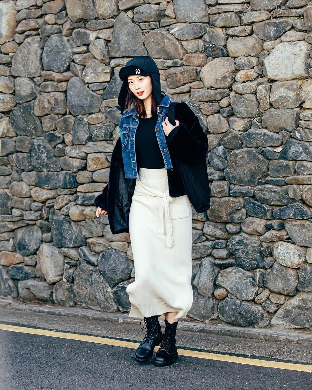 가로수길 , Seoulのインスタグラム：「Street 🔥📸 Thx @shinnashinna  싄나싄나 신나형님  어릴적에 저런 모자 나도 써봤는데 😀」