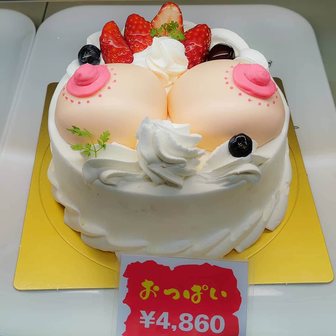 藤川奈々さんのインスタグラム写真 - (藤川奈々Instagram)「お昼から開いてる【夜のケーキ屋さん】  ジョークケーキでは、おっぱいケーキ、ブラジャーおっぱいケーキ、黒い乳首のおっぱいケーキ、おちんち○ケーキ、、、などなど😂  ハイヒールが乗ったケーキ、ドレスの裾が長い人形乗ったドールケーキ、自由にオーダーメイドケーキなど、  記念日、クリスマスなどにビッタリのケーキ屋さんですね🎂  #夜のケーキ屋さん#ドールケーキ#千葉グルメ#千葉カフェ#美味しいもの巡り#美味しい料理#美味しいランチ#美味しい😋#うまし#食べ比べ#オーダーケーキ#foodswelove#foods#foodstagramming」12月18日 12時16分 - nanayakko