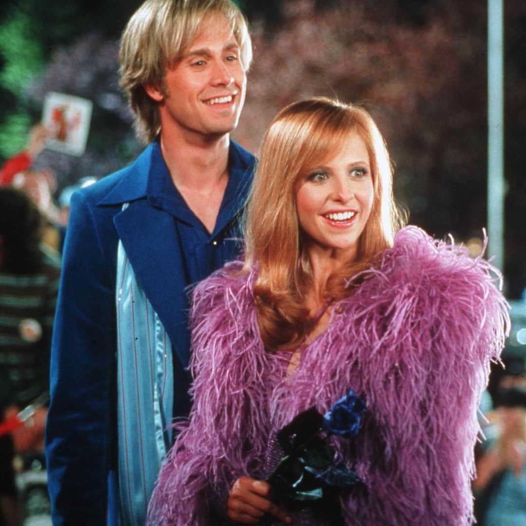 E! Onlineさんのインスタグラム写真 - (E! OnlineInstagram)「A healthy reminder: Fred and Daphne are married in real life and have been together for 20 years. The real mystery is figuring out where to find a love like this. 💜 💙 (📷: Shutterstock/Kobal/Warner Bros)」12月18日 12時17分 - enews