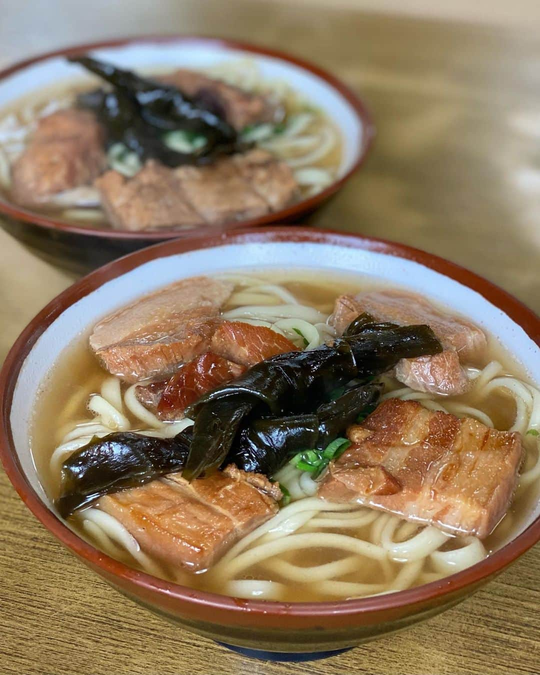 Ayuminのインスタグラム：「🌺宮里そば🌺 今回食べたソーキそば中で1番好みだった名護の 宮里そばさん✨地元の方も多く本当に絶品！！ 名護方面では5年前に食べた山原そばが美味しくて リピしたかったけど定休日だった為 事前にチェックしていたお店！大正解🥺 . ☑️ #三枚肉そば  pic① ☑️ #ソーキそば  pic② . 絶品の出汁はあっさりなのに味わい深くて 最後まで飲み干しちゃうぐらい！ 麺は中太麺。歯応えもあって麺もすごく良かった！ 個人的にはお肉はソーキ派🐖 また食べたいなぁ😭✨ . . スタバクイーン👸🏼メインアカウント ➡︎ @ayumin0220stb . #宮里そば#沖縄そば#名護ランチ#名護グルメ #沖縄旅行#沖縄#沖縄グルメ#沖縄ランチ#沖縄カフェ#沖縄観光 #新婚旅行#ハネムーン #インスタグルメアワード2020#あいなご#ナゴレコ#グルメライター#タビジョ」